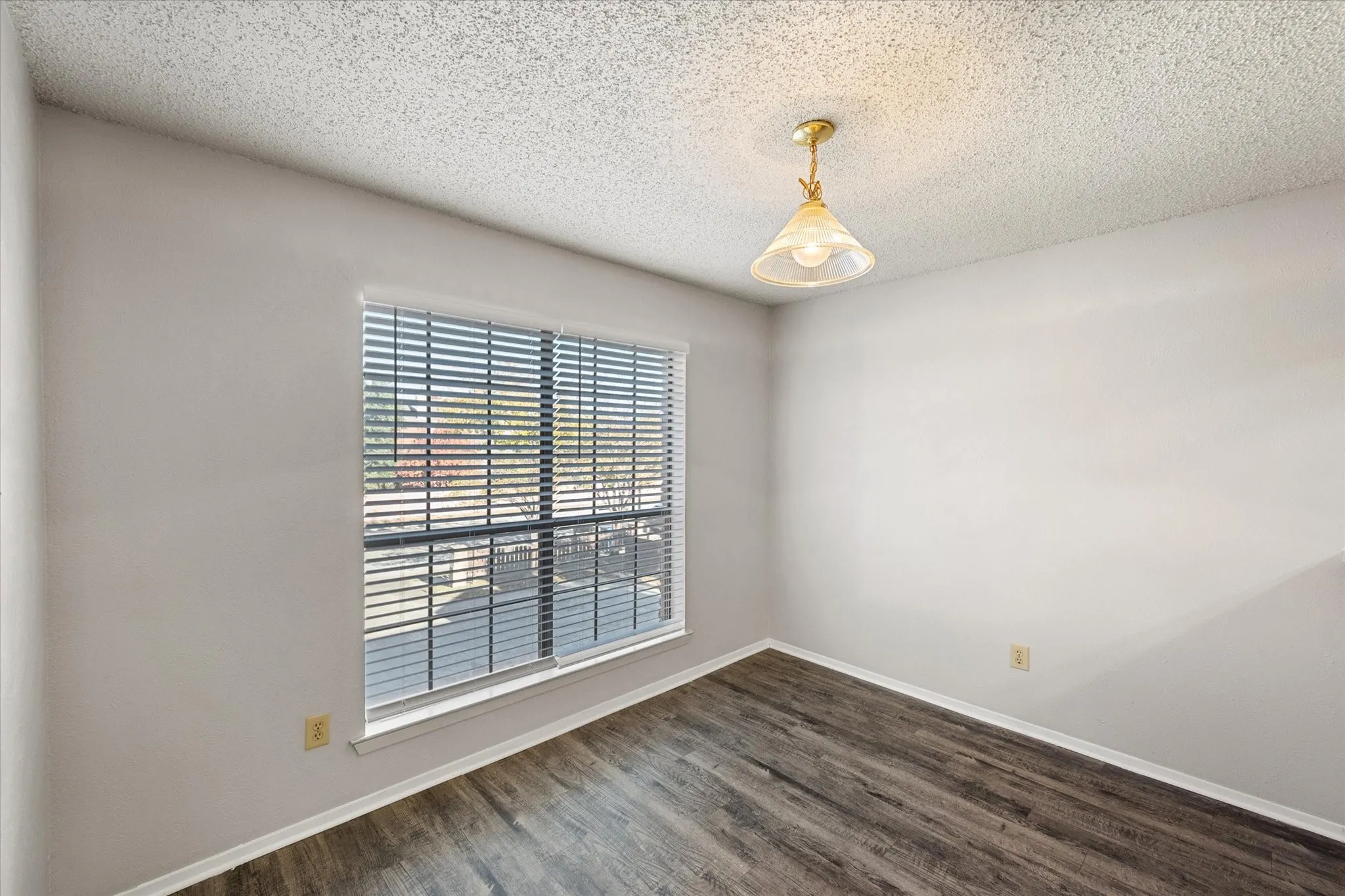 Quadruplex For Rent in Tarrant County , 406 E Denton Drive 36, Euless, Texas 76039, 2 Bedroom, 1 Bathroom, Garage spaces, 1,014 Sqft, built in 1982, mls#21388246, Real Estate Agent in Euless, Homes For Rent in Tarrant county, Homes For Rent in Euless, Realtor in Euless Texas, Real Estate Brokerage Independent Realty Texas, Luminita Cordes Realtor
