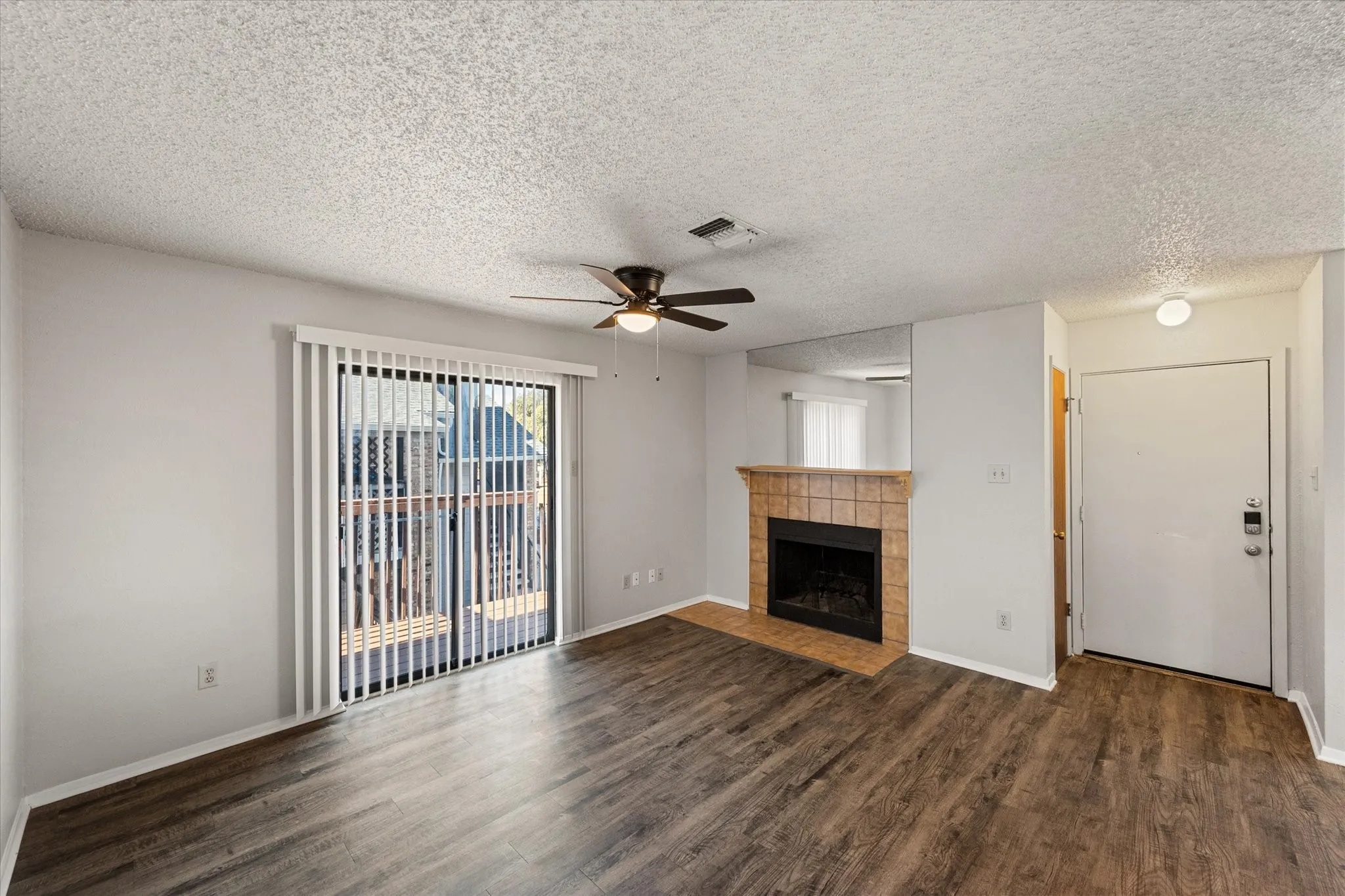 Quadruplex For Rent in Tarrant County , 406 E Denton Drive 36, Euless, Texas 76039, 2 Bedroom, 1 Bathroom, Garage spaces, 1,014 Sqft, built in 1982, mls#21388246, Real Estate Agent in Euless, Homes For Rent in Tarrant county, Homes For Rent in Euless, Realtor in Euless Texas, Real Estate Brokerage Independent Realty Texas, Luminita Cordes Realtor