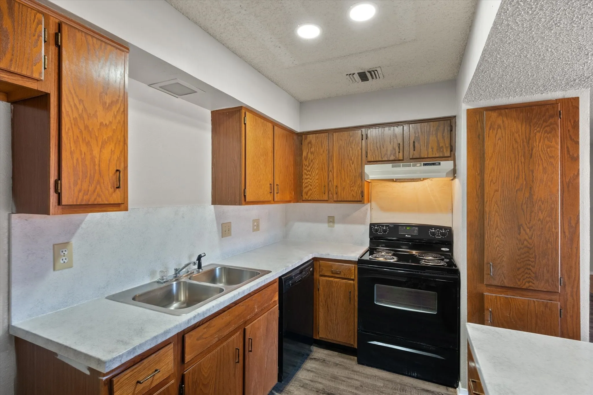 Quadruplex For Rent in Tarrant County , 406 E Denton Drive 36, Euless, Texas 76039, 2 Bedroom, 1 Bathroom, Garage spaces, 1,014 Sqft, built in 1982, mls#21388246, Real Estate Agent in Euless, Homes For Rent in Tarrant county, Homes For Rent in Euless, Realtor in Euless Texas, Real Estate Brokerage Independent Realty Texas, Luminita Cordes Realtor