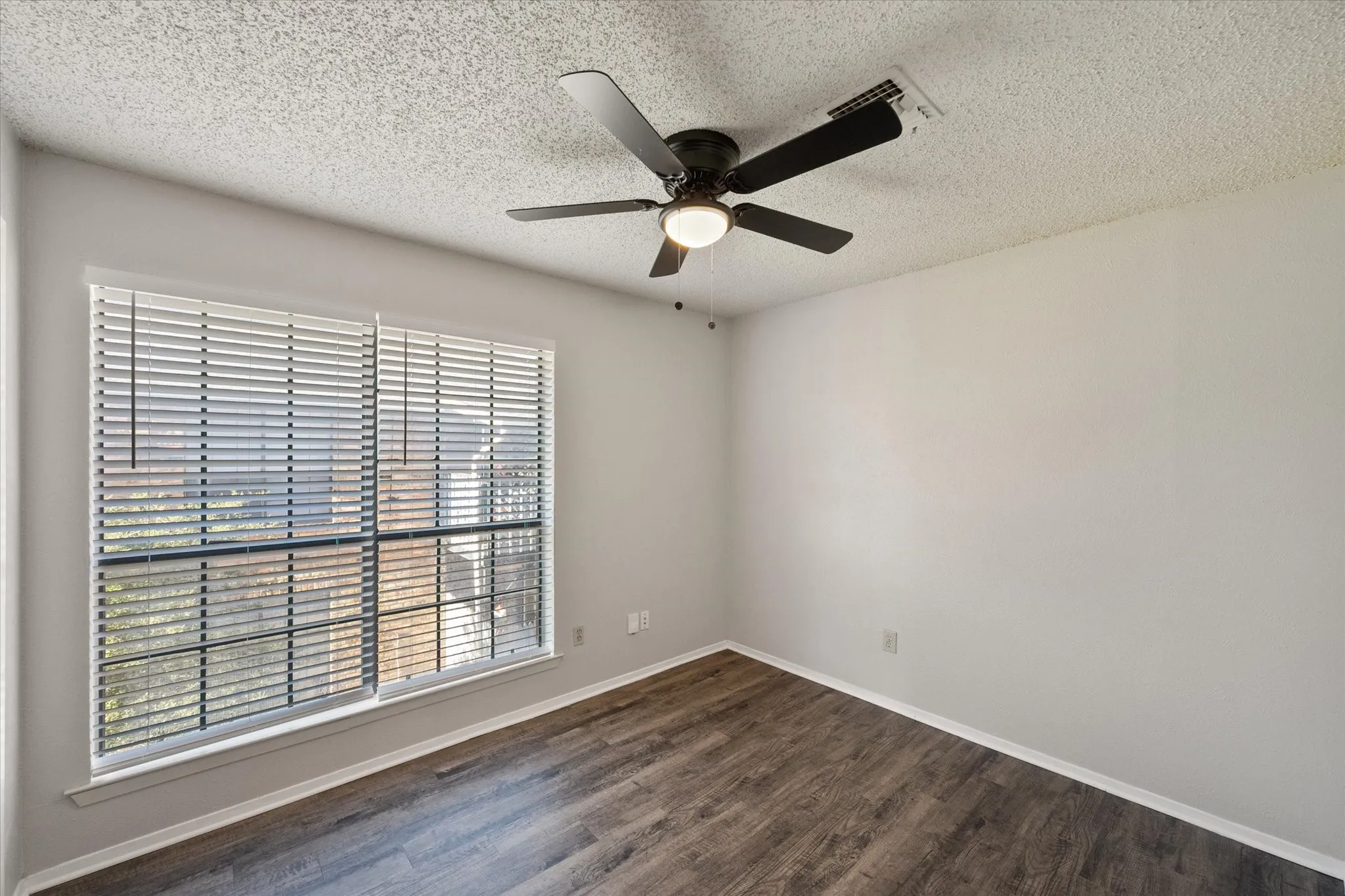 Quadruplex For Rent in Tarrant County , 406 E Denton Drive 36, Euless, Texas 76039, 2 Bedroom, 1 Bathroom, Garage spaces, 1,014 Sqft, built in 1982, mls#21388246, Real Estate Agent in Euless, Homes For Rent in Tarrant county, Homes For Rent in Euless, Realtor in Euless Texas, Real Estate Brokerage Independent Realty Texas, Luminita Cordes Realtor