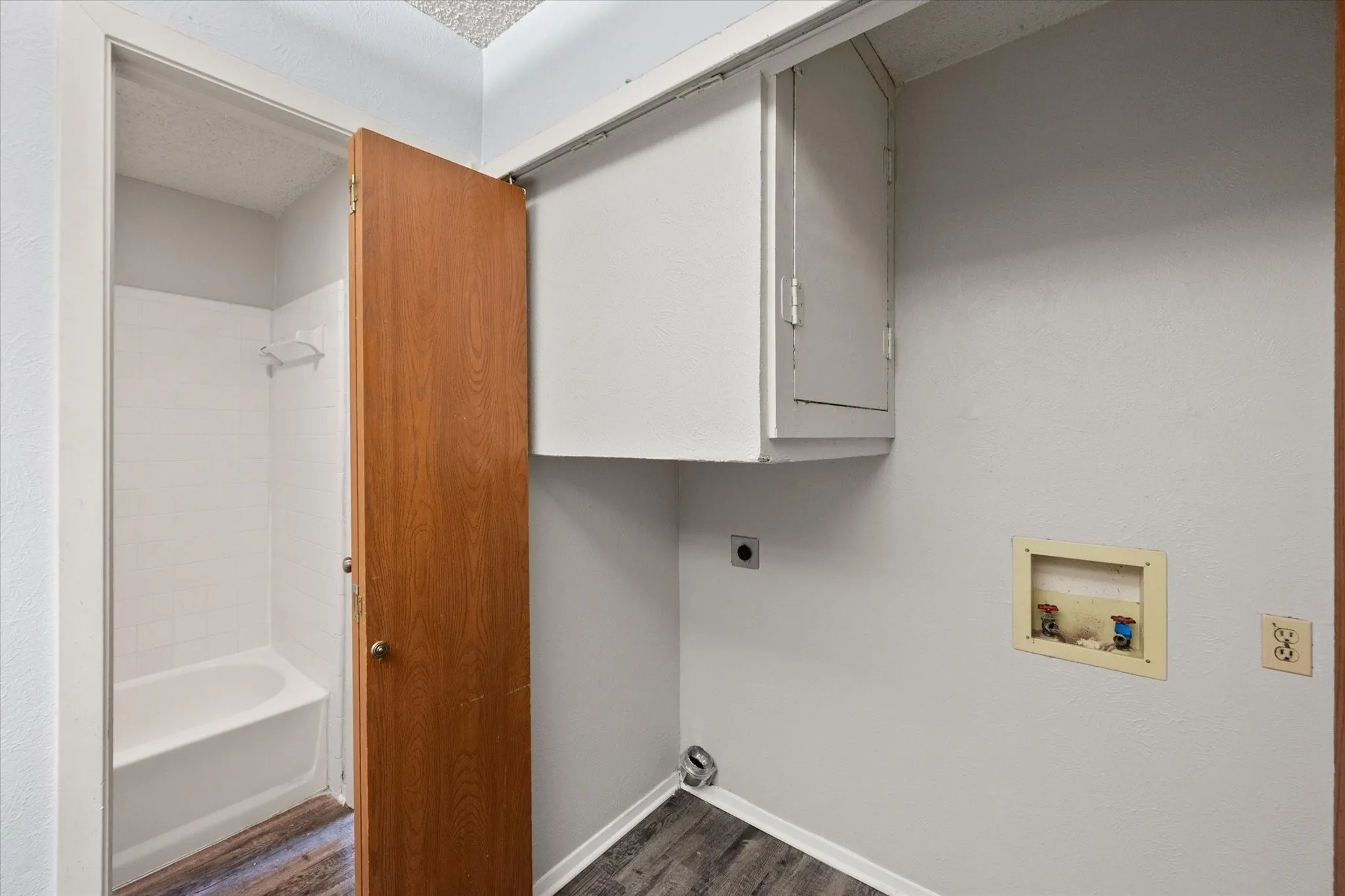 Quadruplex For Rent in Tarrant County , 406 E Denton Drive 36, Euless, Texas 76039, 2 Bedroom, 1 Bathroom, Garage spaces, 1,014 Sqft, built in 1982, mls#21388246, Real Estate Agent in Euless, Homes For Rent in Tarrant county, Homes For Rent in Euless, Realtor in Euless Texas, Real Estate Brokerage Independent Realty Texas, Luminita Cordes Realtor