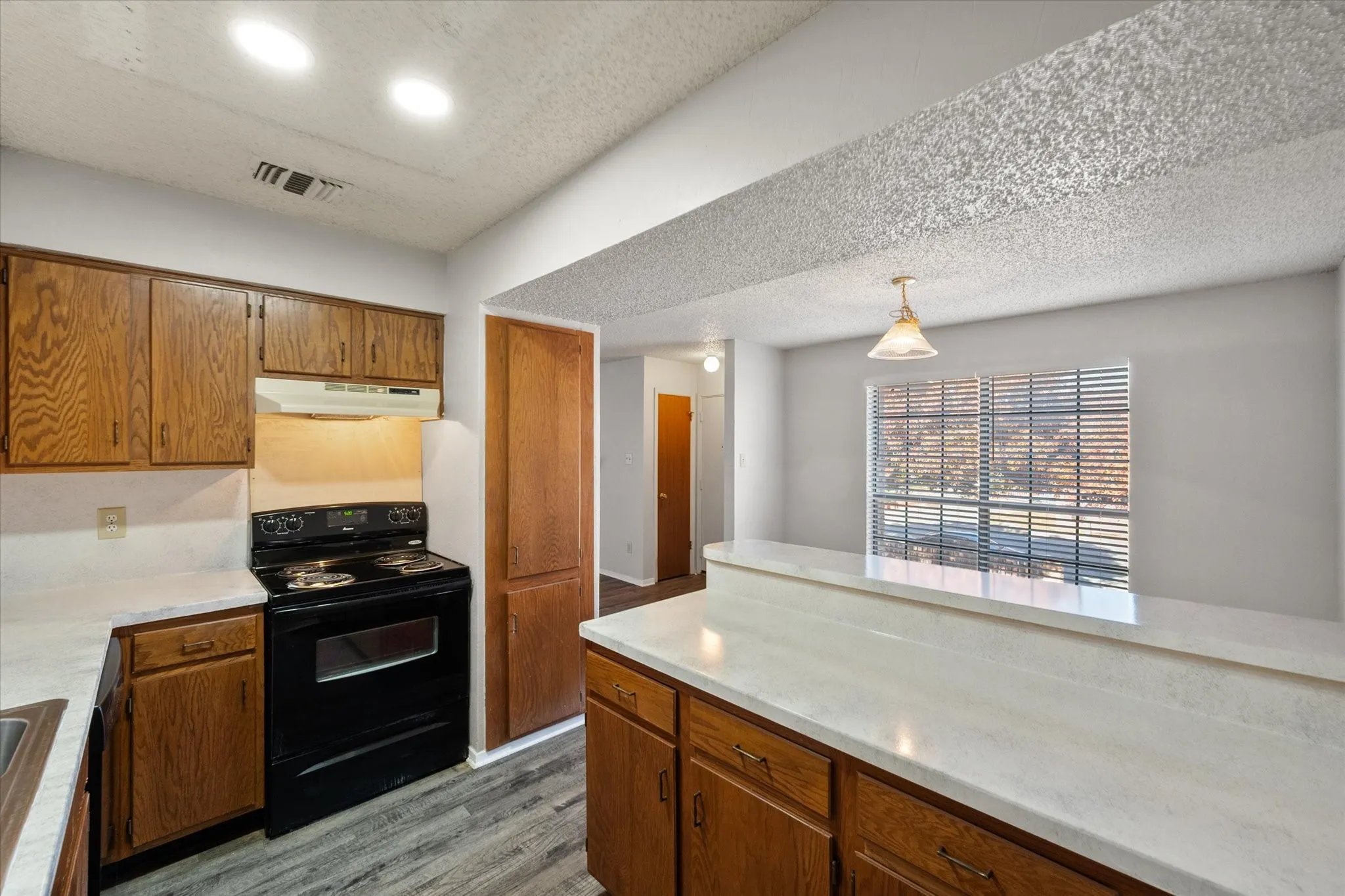 Quadruplex For Rent in Tarrant County , 406 E Denton Drive 36, Euless, Texas 76039, 2 Bedroom, 1 Bathroom, Garage spaces, 1,014 Sqft, built in 1982, mls#21388246, Real Estate Agent in Euless, Homes For Rent in Tarrant county, Homes For Rent in Euless, Realtor in Euless Texas, Real Estate Brokerage Independent Realty Texas, Luminita Cordes Realtor