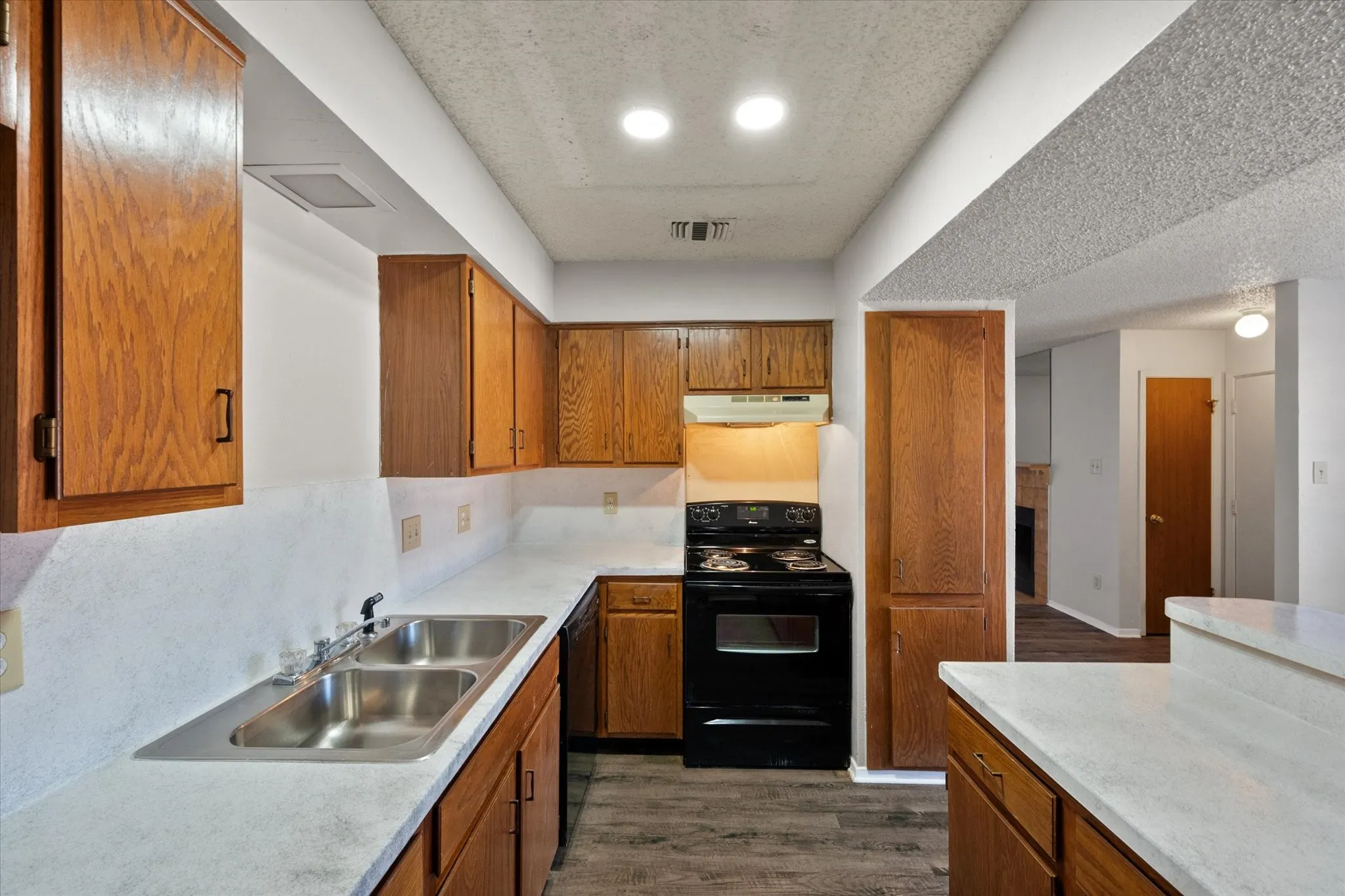 Quadruplex For Rent in Tarrant County , 406 E Denton Drive 36, Euless, Texas 76039, 2 Bedroom, 1 Bathroom, Garage spaces, 1,014 Sqft, built in 1982, mls#21388246, Real Estate Agent in Euless, Homes For Rent in Tarrant county, Homes For Rent in Euless, Realtor in Euless Texas, Real Estate Brokerage Independent Realty Texas, Luminita Cordes Realtor