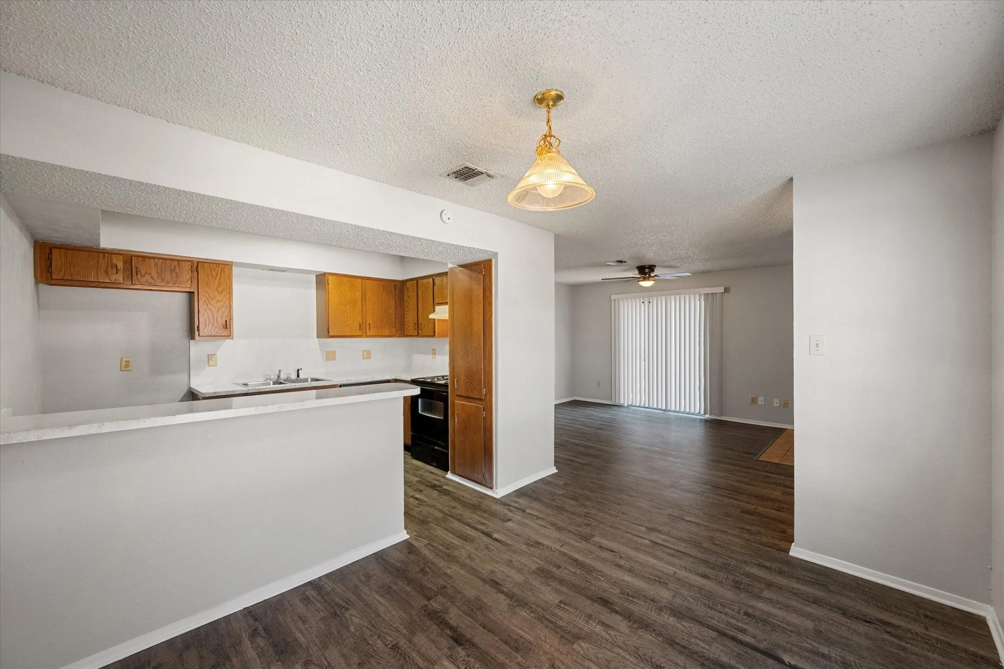 Quadruplex For Rent in Tarrant County , 406 E Denton Drive 36, Euless, Texas 76039, 2 Bedroom, 1 Bathroom, Garage spaces, 1,014 Sqft, built in 1982, mls#21388246, Real Estate Agent in Euless, Homes For Rent in Tarrant county, Homes For Rent in Euless, Realtor in Euless Texas, Real Estate Brokerage Independent Realty Texas, Luminita Cordes Realtor