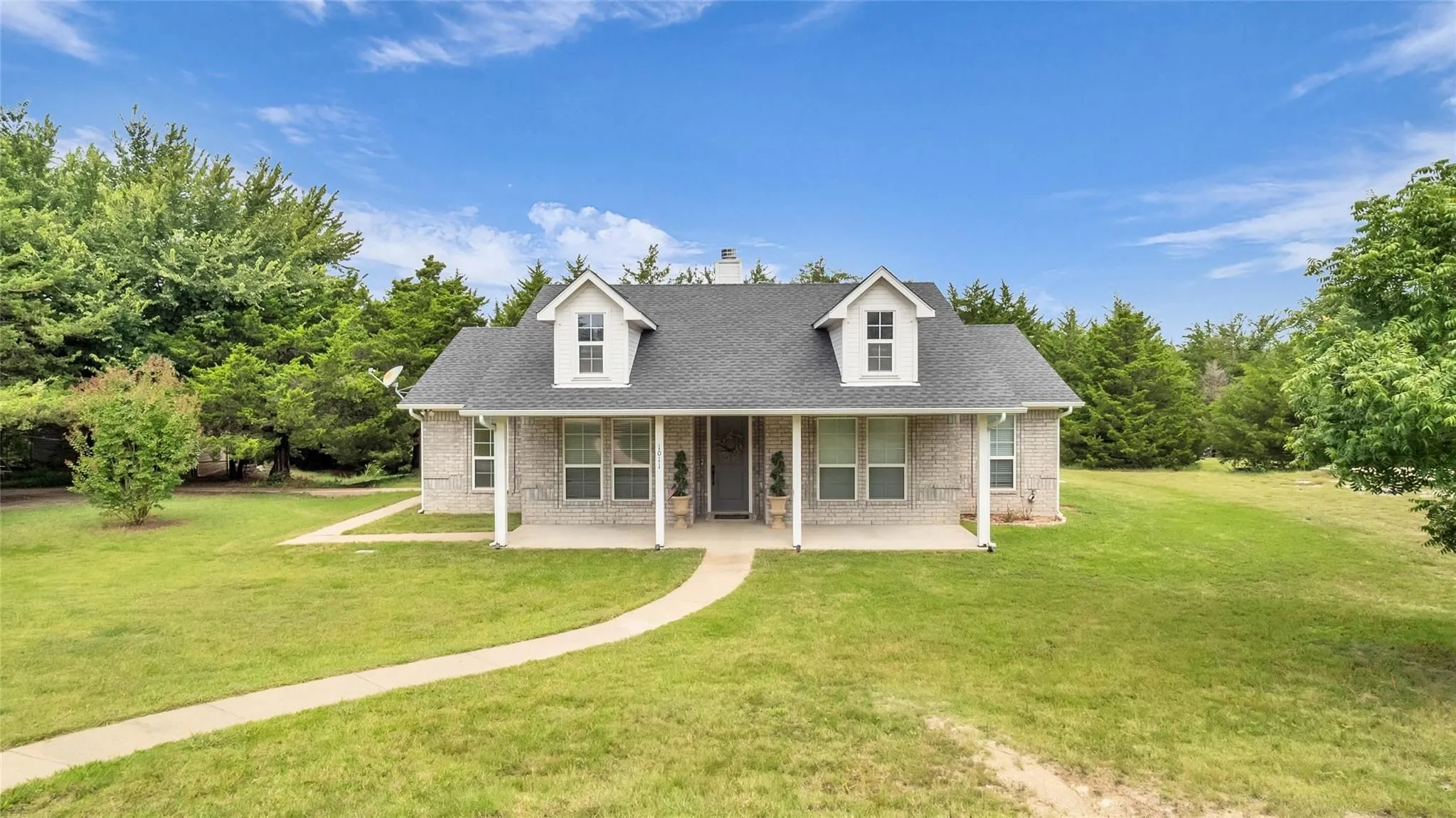 Single Family Residence For Sale in Grayson County , 1011 Sister Grove Road, Van Alstyne, Texas 75495, 3 Bedroom, 2 Bathroom, Garage spaces, 1,877 Sqft, built in 2006, mls#21388251, Real Estate Agent in Van Alstyne, Homes For Sale in Grayson county, Homes For Sale in Van Alstyne, Realtor in Van Alstyne Texas, Real Estate Brokerage Independent Realty Texas, Luminita Cordes Realtor