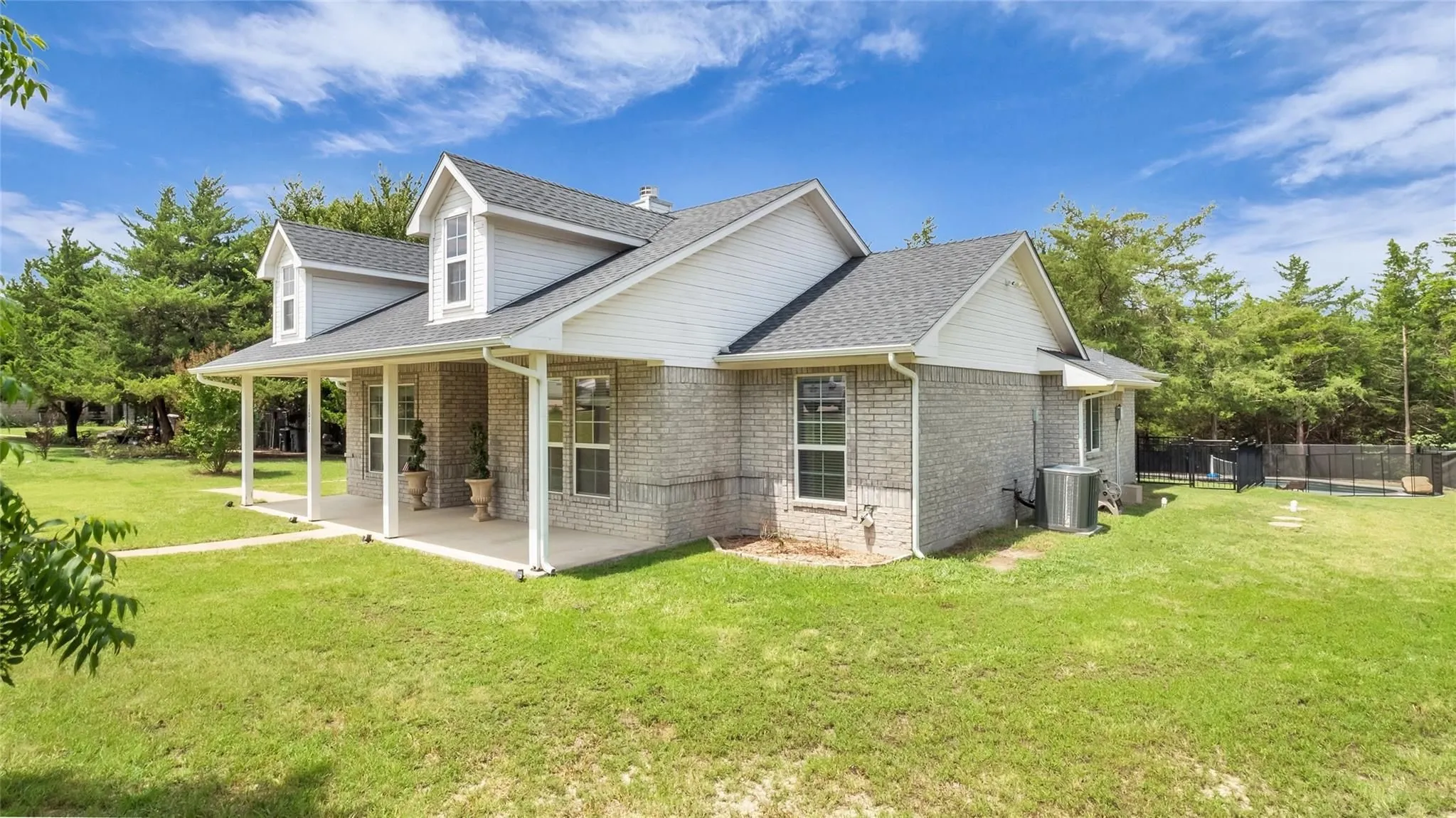 Single Family Residence For Sale in Grayson County , 1011 Sister Grove Road, Van Alstyne, Texas 75495, 3 Bedroom, 2 Bathroom, Garage spaces, 1,877 Sqft, built in 2006, mls#21388251, Real Estate Agent in Van Alstyne, Homes For Sale in Grayson county, Homes For Sale in Van Alstyne, Realtor in Van Alstyne Texas, Real Estate Brokerage Independent Realty Texas, Luminita Cordes Realtor