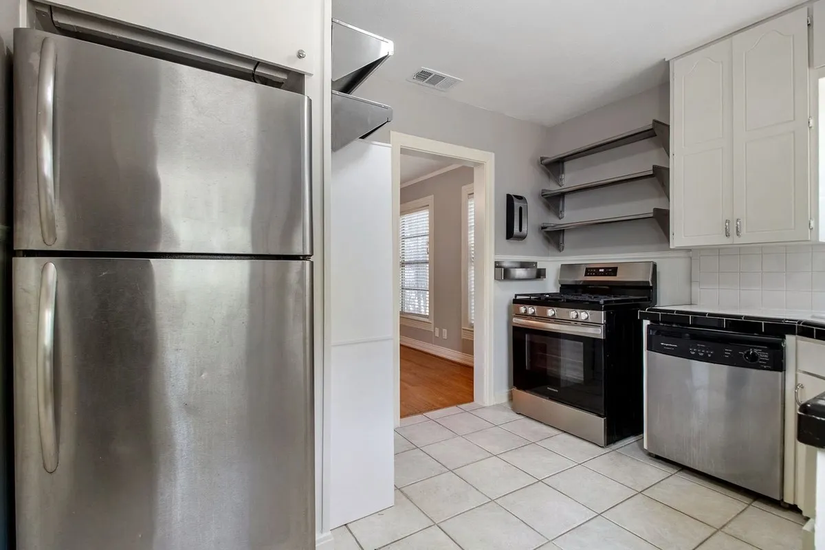 Single Family Residence For Rent in Dallas County , 4219 Aero Drive, Dallas, Texas 75209, 3 Bedroom, 2 Bathroom, 2 Garage spaces, 1,173 Sqft, built in 1941, mls#21388252, Real Estate Agent in Dallas, Homes For Rent in Dallas county, Homes For Rent in Dallas, Realtor in Dallas Texas, Real Estate Brokerage Independent Realty Texas, Luminita Cordes Realtor