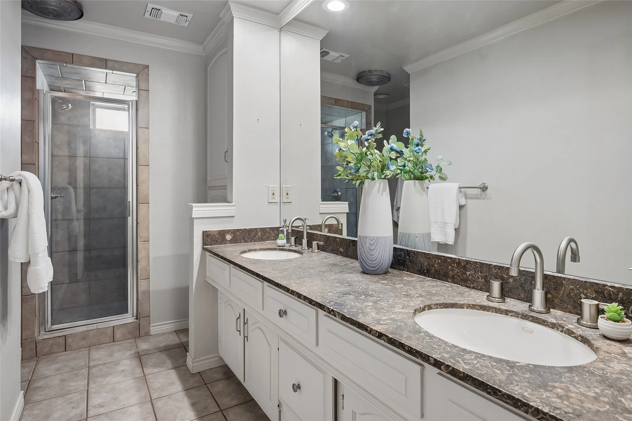 Spacious full bath upstairs for secondary bedrooms