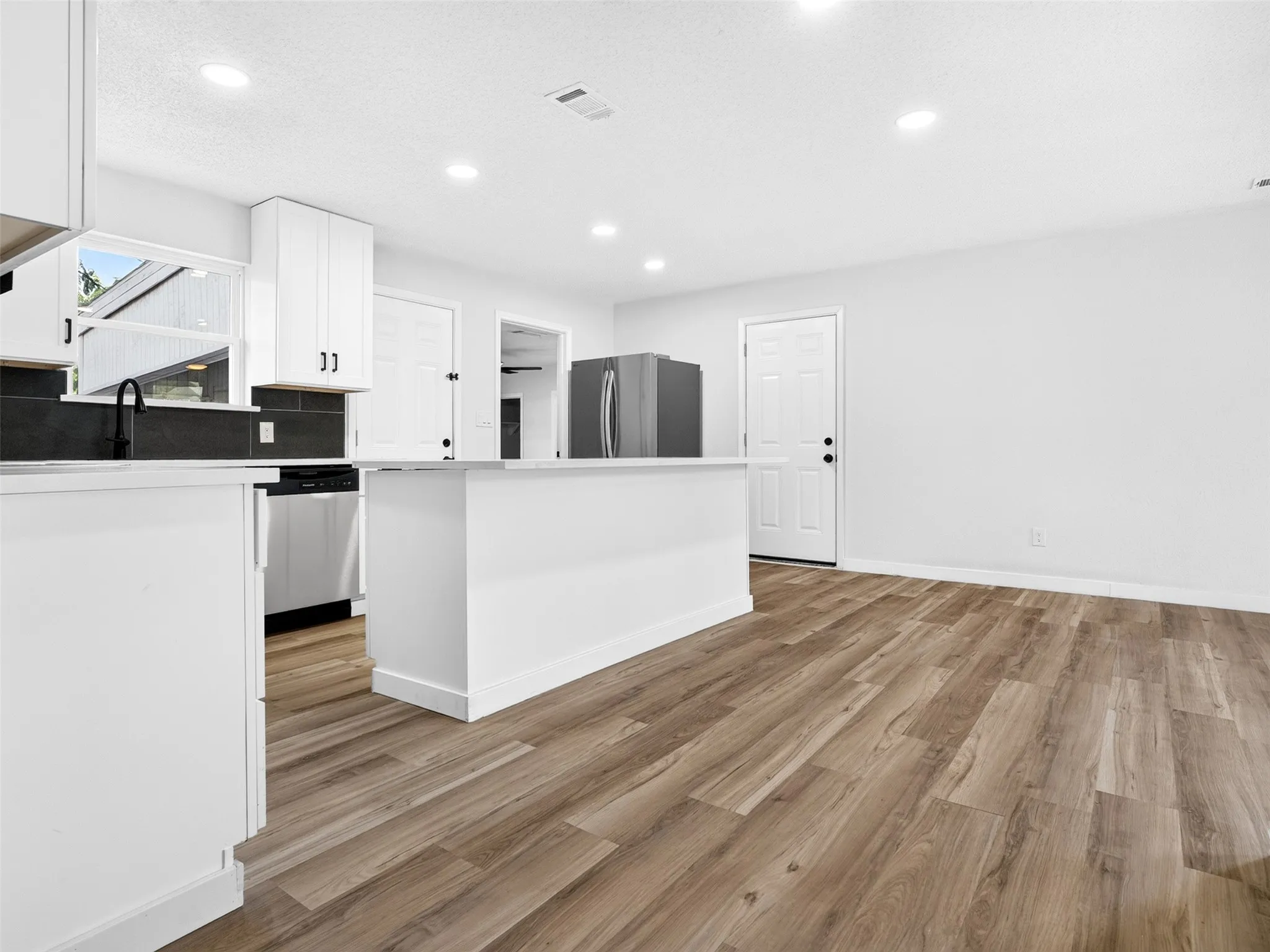 Single Family Residence For Sale in Dallas County , 2352 Talco Drive, Dallas, Texas 75241, 4 Bedroom, 2 Bathroom, 1 Garage spaces, 1,500 Sqft, built in 1960, mls#21388236, Real Estate Agent in Dallas, Homes For Sale in Dallas county, Homes For Sale in Dallas, Realtor in Dallas Texas, Real Estate Brokerage Independent Realty Texas, Luminita Cordes Realtor