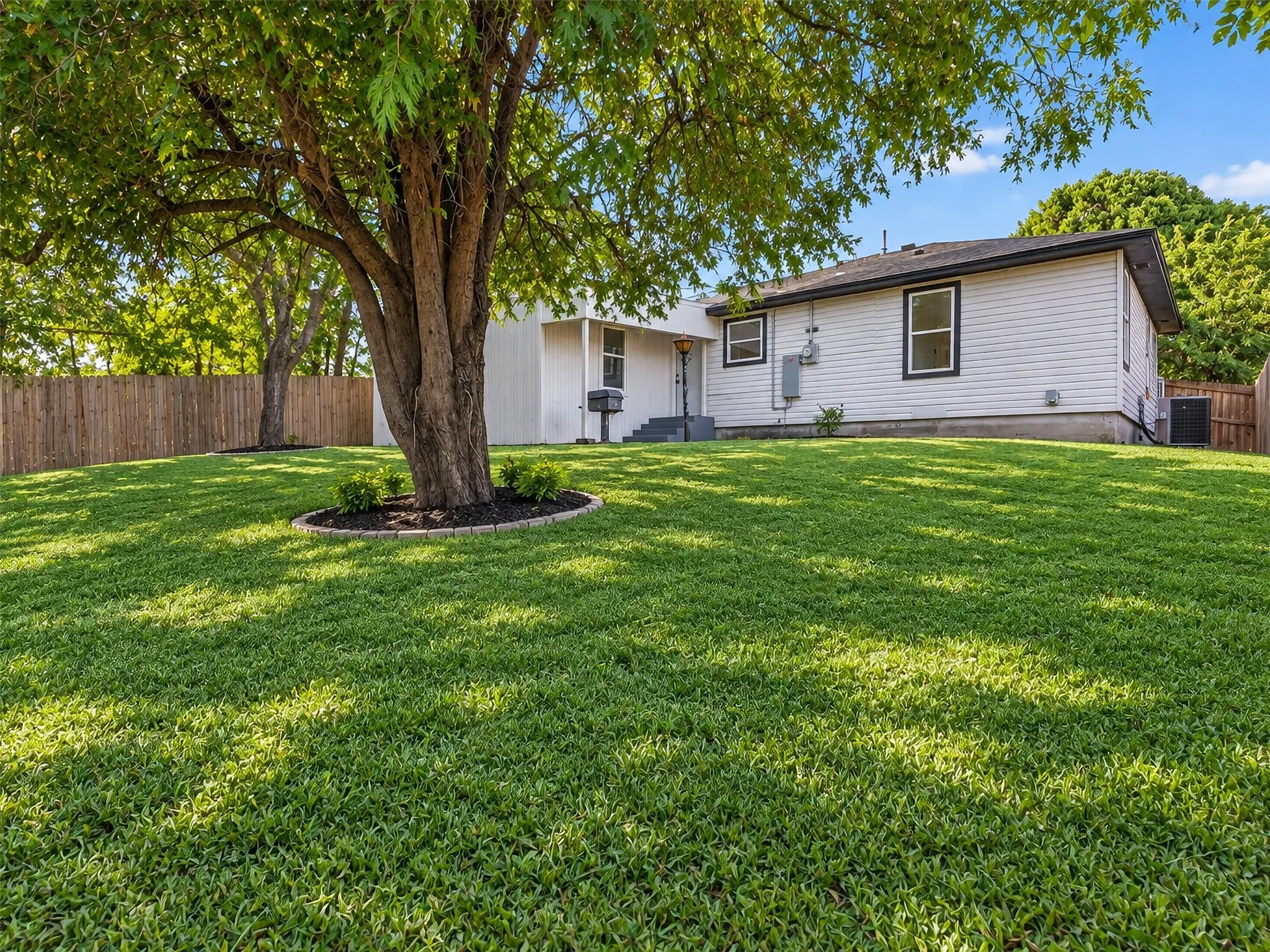 Single Family Residence For Sale in Dallas County , 2352 Talco Drive, Dallas, Texas 75241, 4 Bedroom, 2 Bathroom, 1 Garage spaces, 1,500 Sqft, built in 1960, mls#21388236, Real Estate Agent in Dallas, Homes For Sale in Dallas county, Homes For Sale in Dallas, Realtor in Dallas Texas, Real Estate Brokerage Independent Realty Texas, Luminita Cordes Realtor