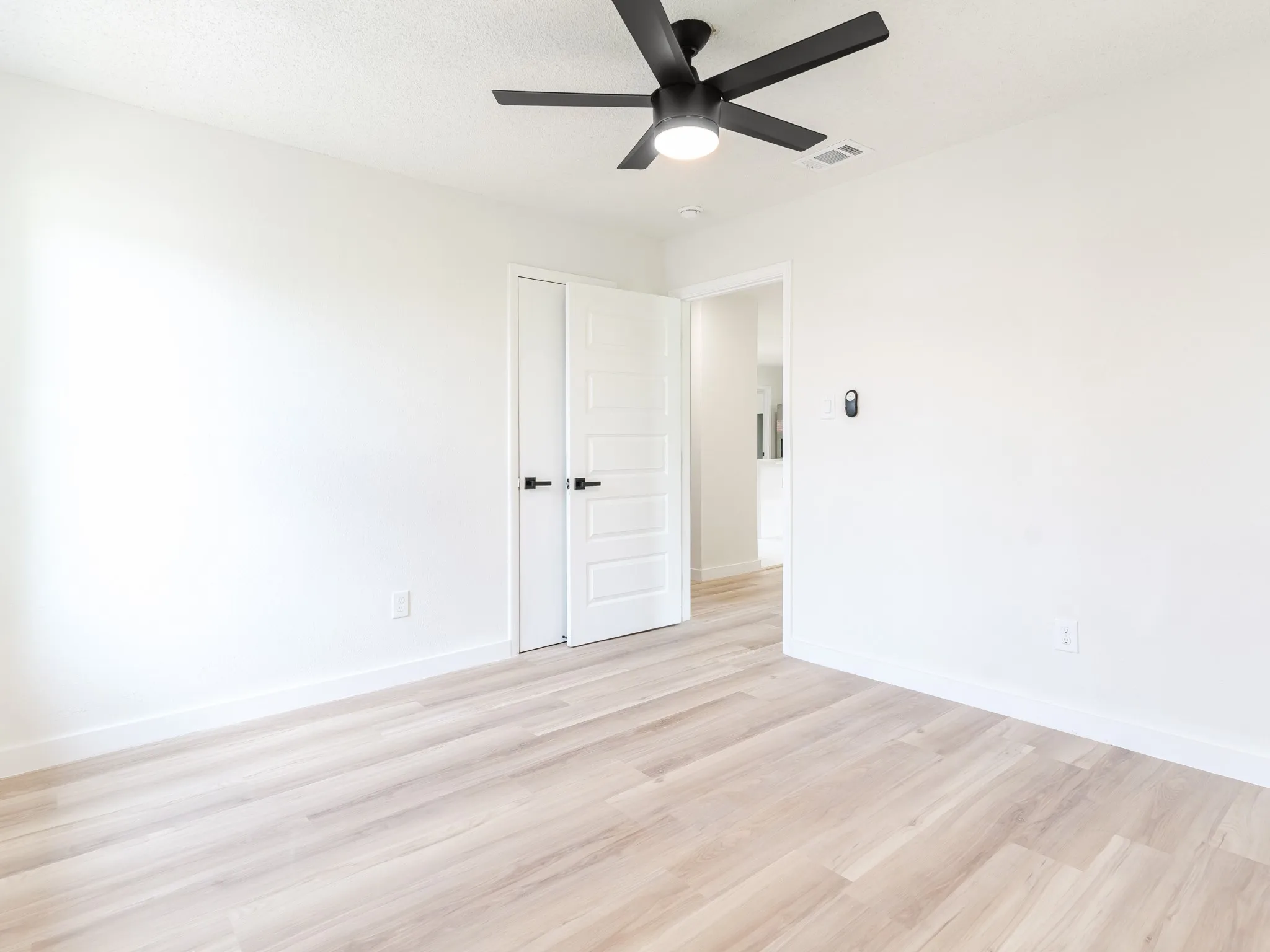 Single Family Residence For Sale in Dallas County , 2352 Talco Drive, Dallas, Texas 75241, 4 Bedroom, 2 Bathroom, 1 Garage spaces, 1,500 Sqft, built in 1960, mls#21388236, Real Estate Agent in Dallas, Homes For Sale in Dallas county, Homes For Sale in Dallas, Realtor in Dallas Texas, Real Estate Brokerage Independent Realty Texas, Luminita Cordes Realtor