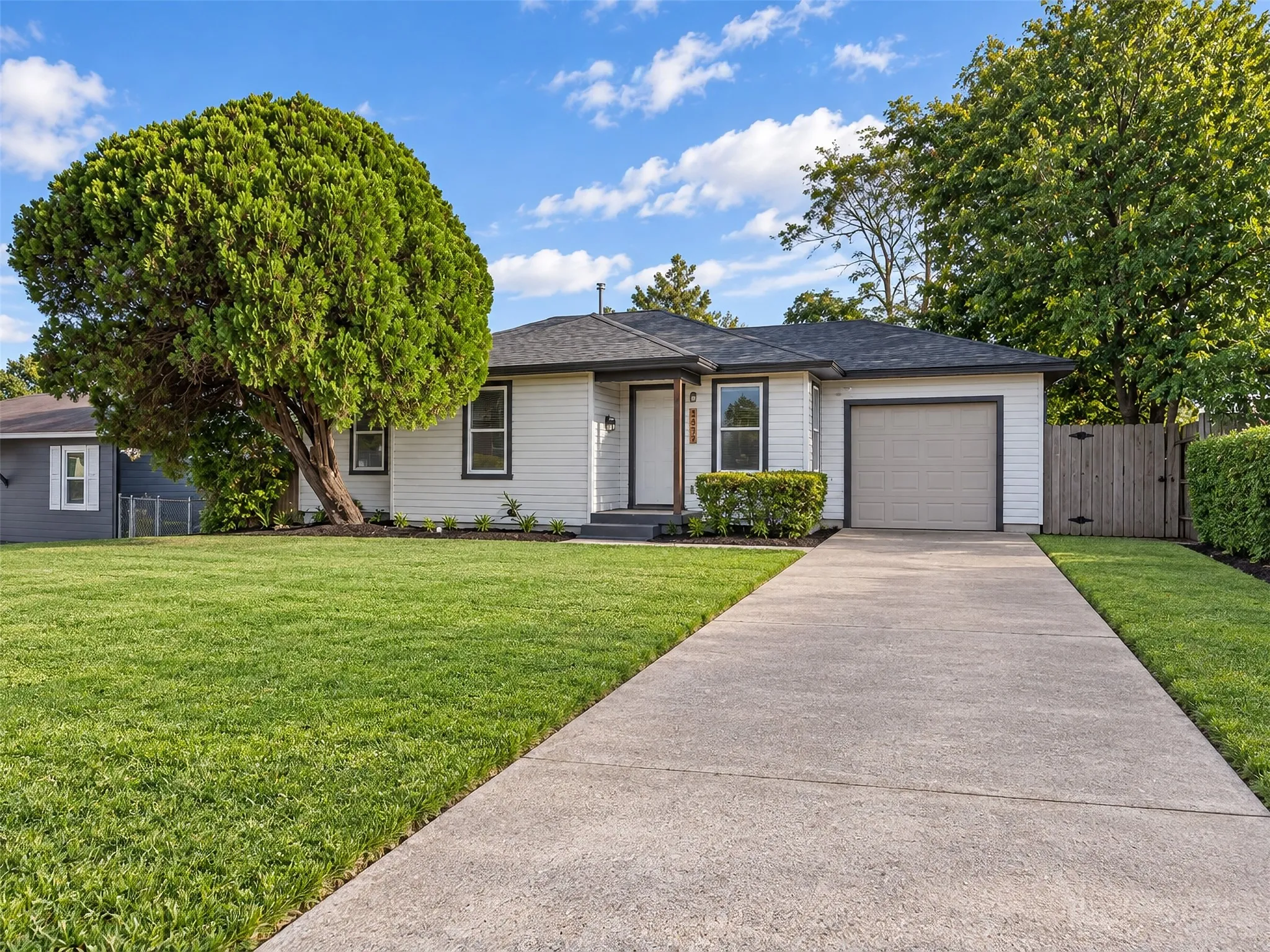 Single Family Residence For Sale in Dallas County , 2352 Talco Drive, Dallas, Texas 75241, 4 Bedroom, 2 Bathroom, 1 Garage spaces, 1,500 Sqft, built in 1960, mls#21388236, Real Estate Agent in Dallas, Homes For Sale in Dallas county, Homes For Sale in Dallas, Realtor in Dallas Texas, Real Estate Brokerage Independent Realty Texas, Luminita Cordes Realtor