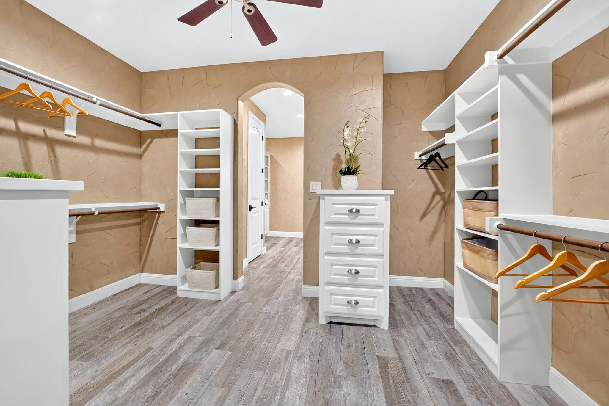 Single Family Residence For Sale in Hunt County , 2214 Buck Court, Caddo Mills, Texas 75135, 3 Bedroom, 4 Bathroom, 4 Garage spaces, 2,860 Sqft, built in 2016, mls#21388238, Real Estate Agent in Caddo Mills, Homes For Sale in Hunt county, Homes For Sale in Caddo Mills, Realtor in Caddo Mills Texas, Real Estate Brokerage Independent Realty Texas, Luminita Cordes Realtor