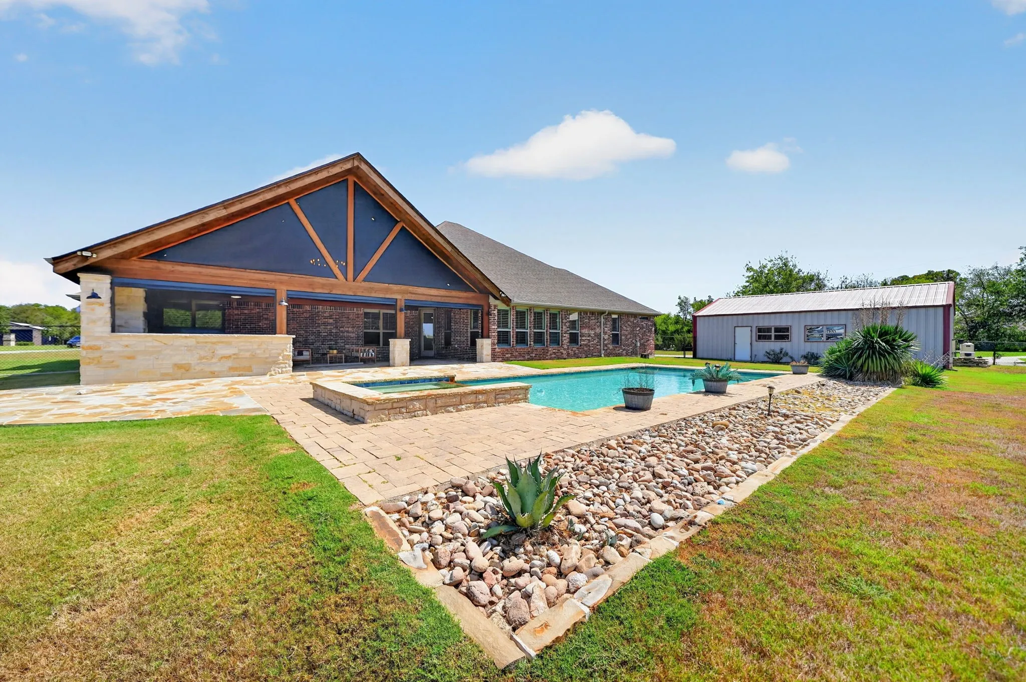 Single Family Residence For Sale in Hunt County , 2214 Buck Court, Caddo Mills, Texas 75135, 3 Bedroom, 4 Bathroom, 4 Garage spaces, 2,860 Sqft, built in 2016, mls#21388238, Real Estate Agent in Caddo Mills, Homes For Sale in Hunt county, Homes For Sale in Caddo Mills, Realtor in Caddo Mills Texas, Real Estate Brokerage Independent Realty Texas, Luminita Cordes Realtor