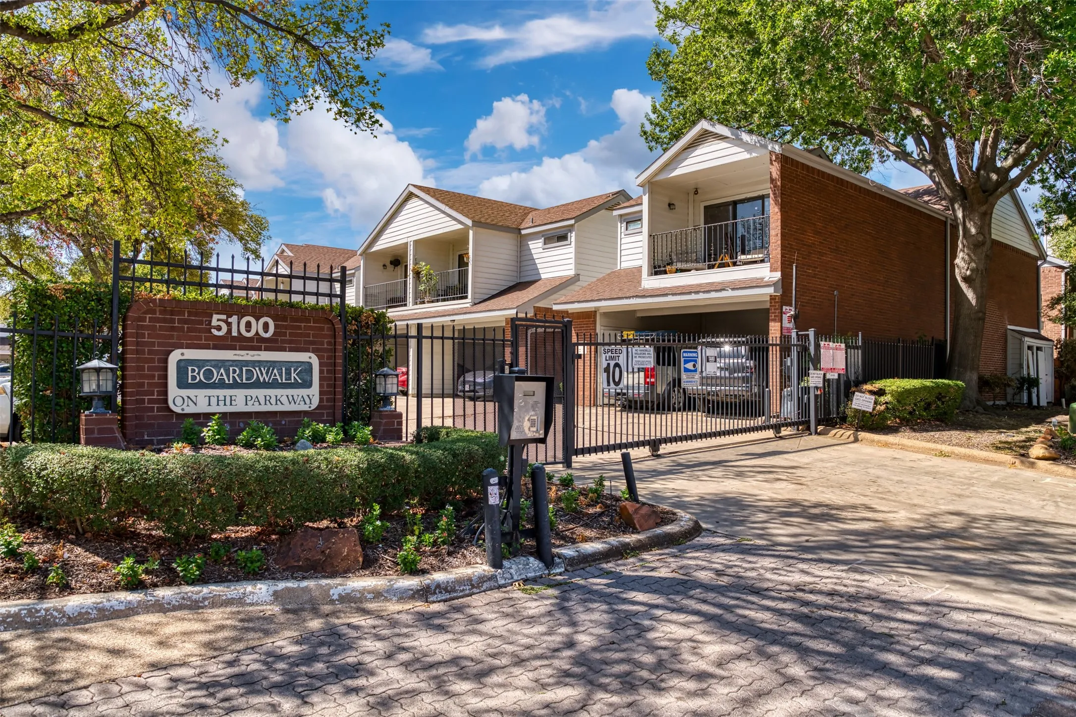 Condominium For Sale in Dallas County , 5100 Verde Valley Lane 131, Dallas, Texas 75254, 3 Bedroom, 3 Bathroom, Garage spaces, 1,545 Sqft, built in 1982, mls#21384184, Real Estate Agent in Dallas, Homes For Sale in Dallas county, Homes For Sale in Dallas, Realtor in Dallas Texas, Real Estate Brokerage Independent Realty Texas, Luminita Cordes Realtor