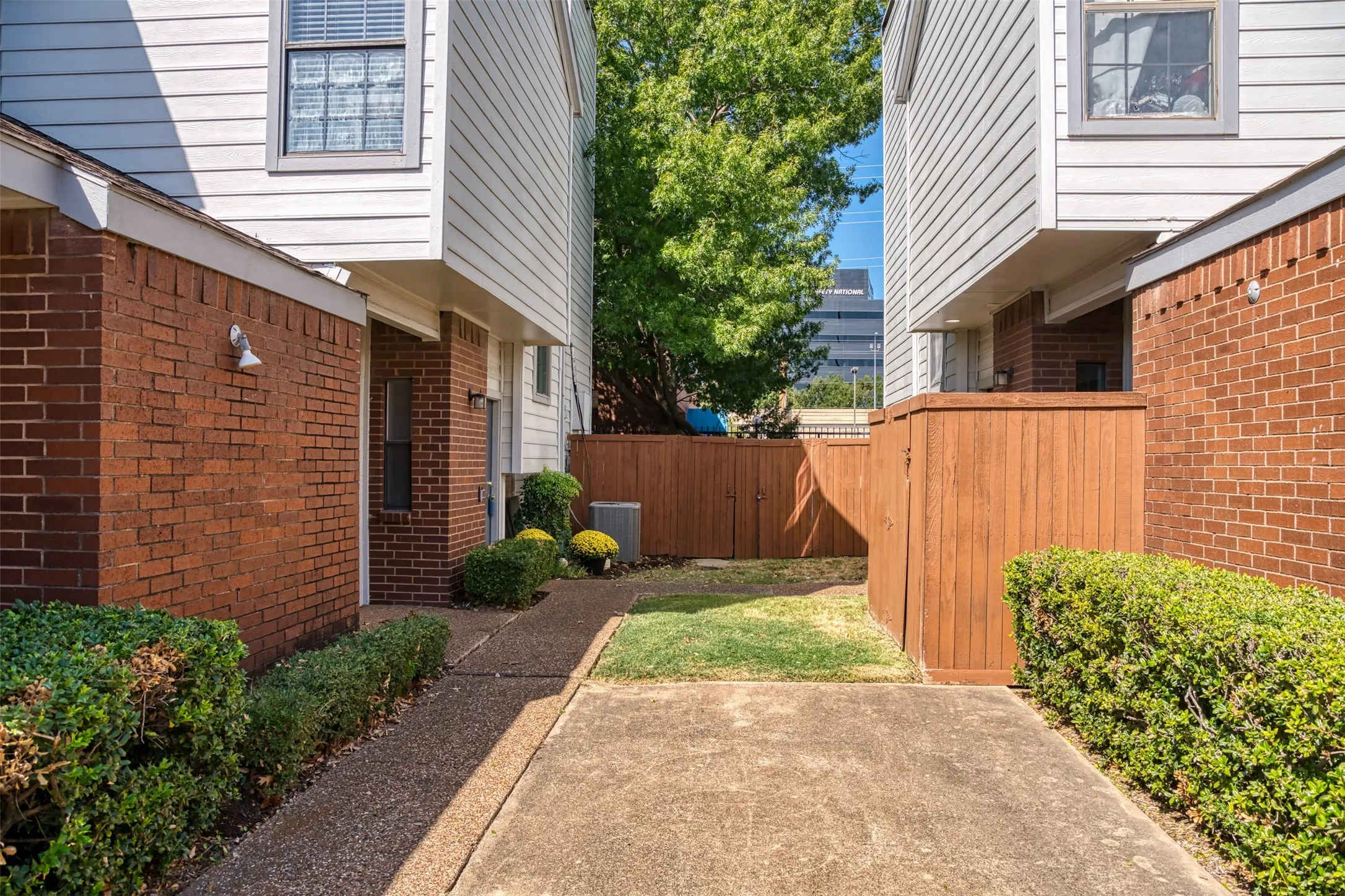 Condominium For Sale in Dallas County , 5100 Verde Valley Lane 131, Dallas, Texas 75254, 3 Bedroom, 3 Bathroom, Garage spaces, 1,545 Sqft, built in 1982, mls#21384184, Real Estate Agent in Dallas, Homes For Sale in Dallas county, Homes For Sale in Dallas, Realtor in Dallas Texas, Real Estate Brokerage Independent Realty Texas, Luminita Cordes Realtor