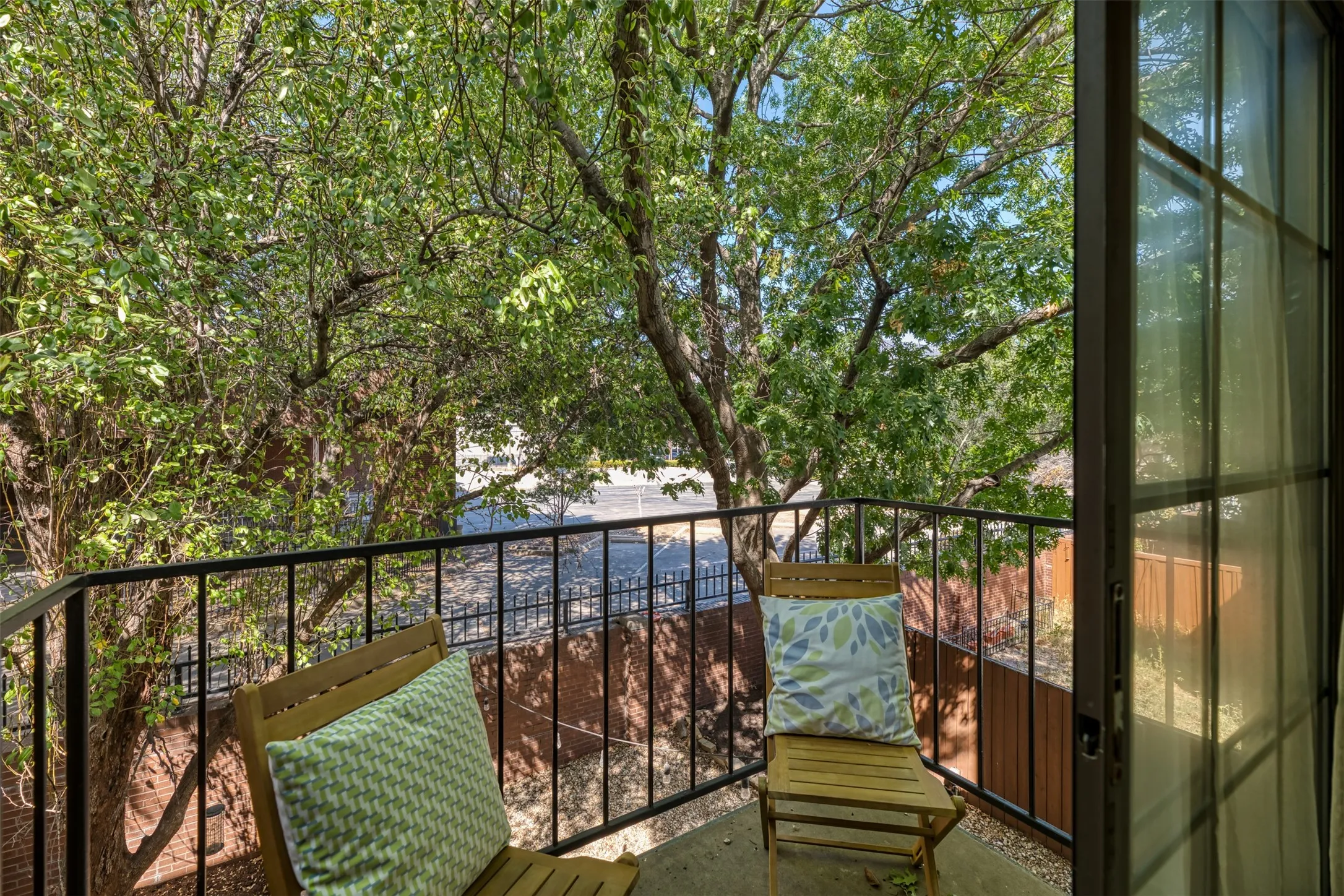 Condominium For Sale in Dallas County , 5100 Verde Valley Lane 131, Dallas, Texas 75254, 3 Bedroom, 3 Bathroom, Garage spaces, 1,545 Sqft, built in 1982, mls#21384184, Real Estate Agent in Dallas, Homes For Sale in Dallas county, Homes For Sale in Dallas, Realtor in Dallas Texas, Real Estate Brokerage Independent Realty Texas, Luminita Cordes Realtor