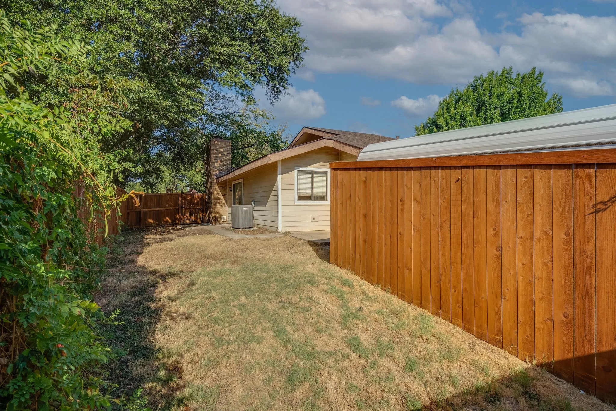 Duplex For Rent in Denton County , 613 Hunters Glen Street, Lewisville, Texas 75067, 2 Bedroom, 2 Bathroom, Garage spaces, 1,112 Sqft, built in 1983, mls#21388205, Real Estate Agent in Lewisville, Homes For Rent in Denton county, Homes For Rent in Lewisville, Realtor in Lewisville Texas, Real Estate Brokerage Independent Realty Texas, Luminita Cordes Realtor