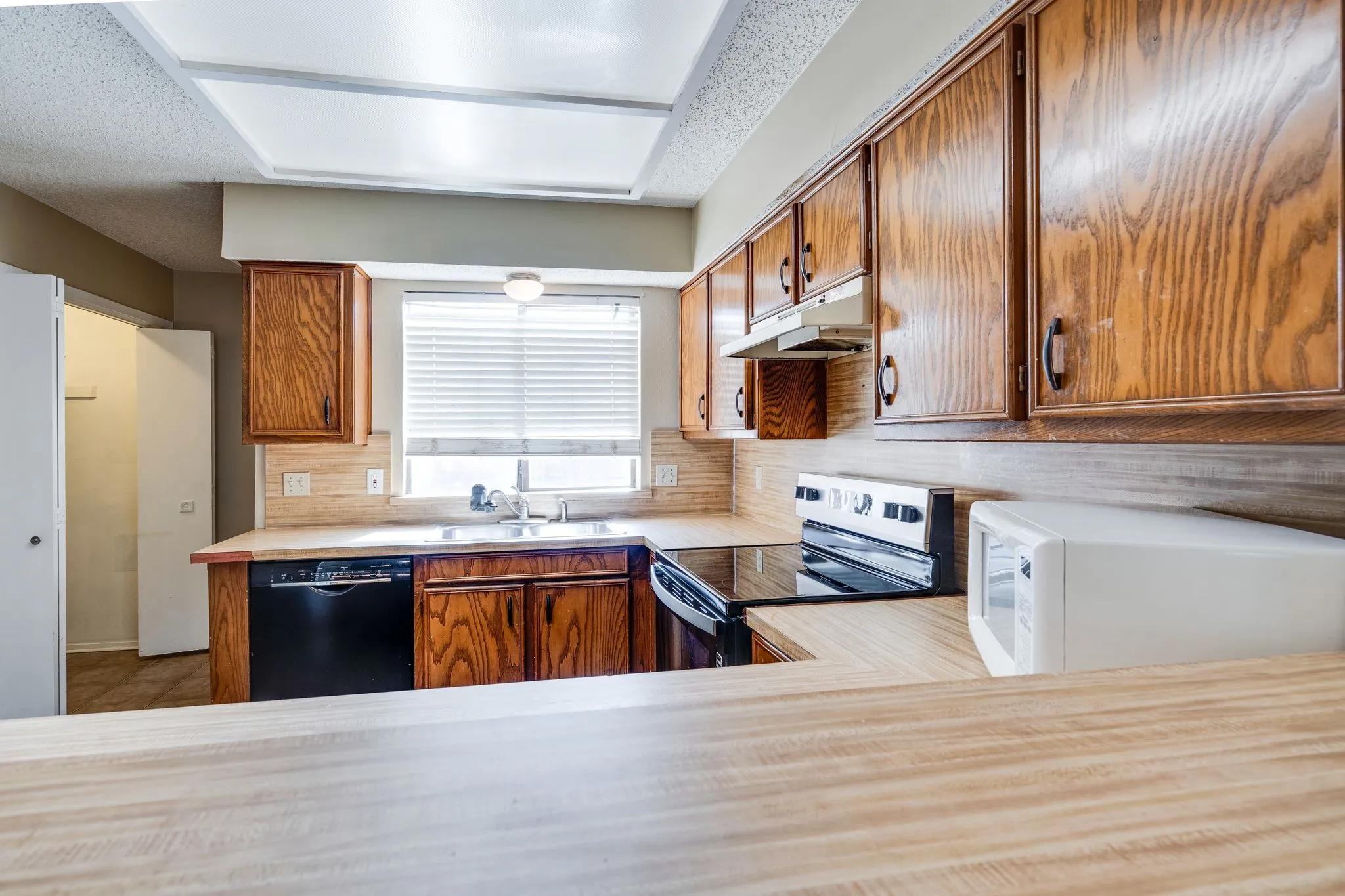 Duplex For Rent in Denton County , 613 Hunters Glen Street, Lewisville, Texas 75067, 2 Bedroom, 2 Bathroom, Garage spaces, 1,112 Sqft, built in 1983, mls#21388205, Real Estate Agent in Lewisville, Homes For Rent in Denton county, Homes For Rent in Lewisville, Realtor in Lewisville Texas, Real Estate Brokerage Independent Realty Texas, Luminita Cordes Realtor