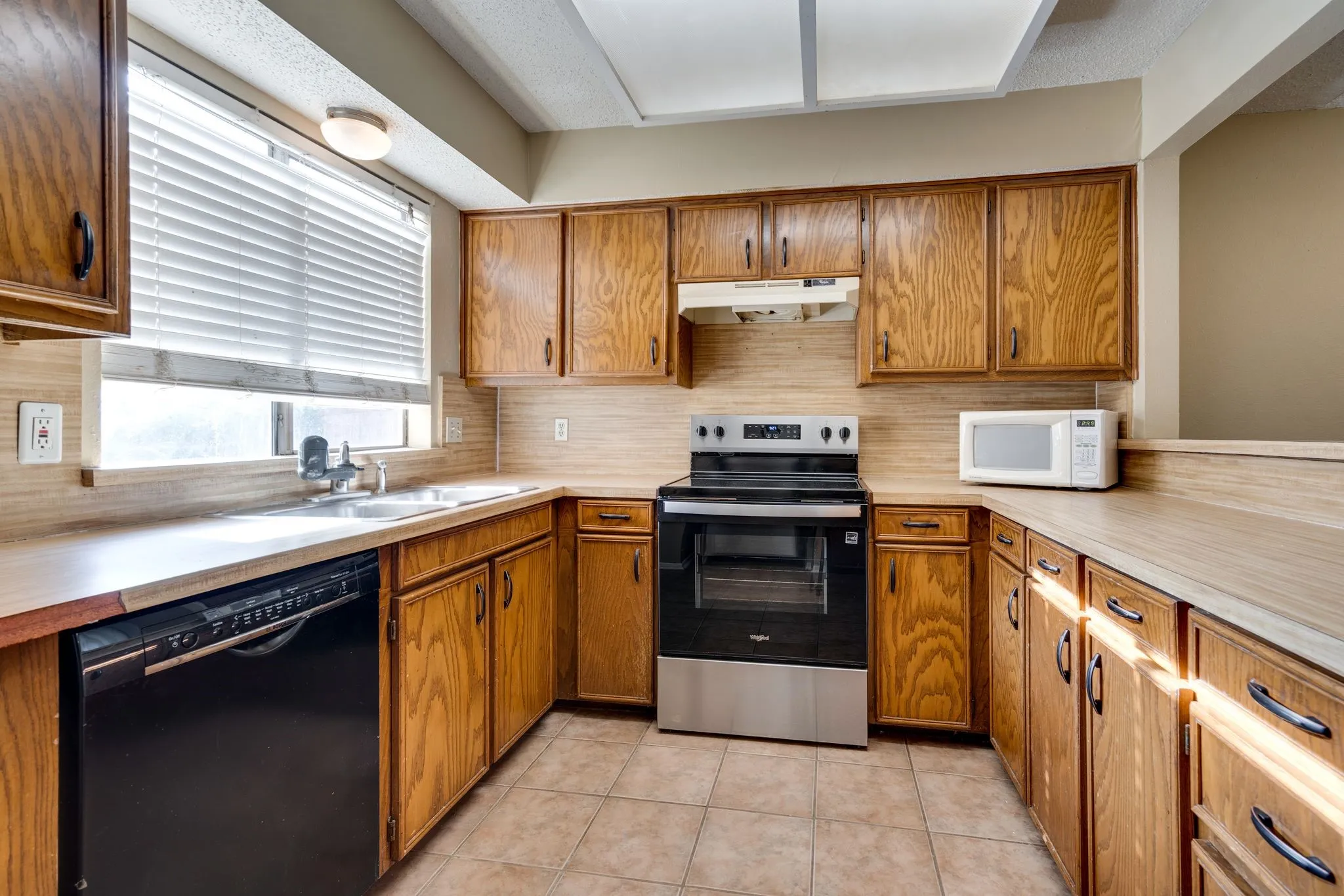 Duplex For Rent in Denton County , 613 Hunters Glen Street, Lewisville, Texas 75067, 2 Bedroom, 2 Bathroom, Garage spaces, 1,112 Sqft, built in 1983, mls#21388205, Real Estate Agent in Lewisville, Homes For Rent in Denton county, Homes For Rent in Lewisville, Realtor in Lewisville Texas, Real Estate Brokerage Independent Realty Texas, Luminita Cordes Realtor