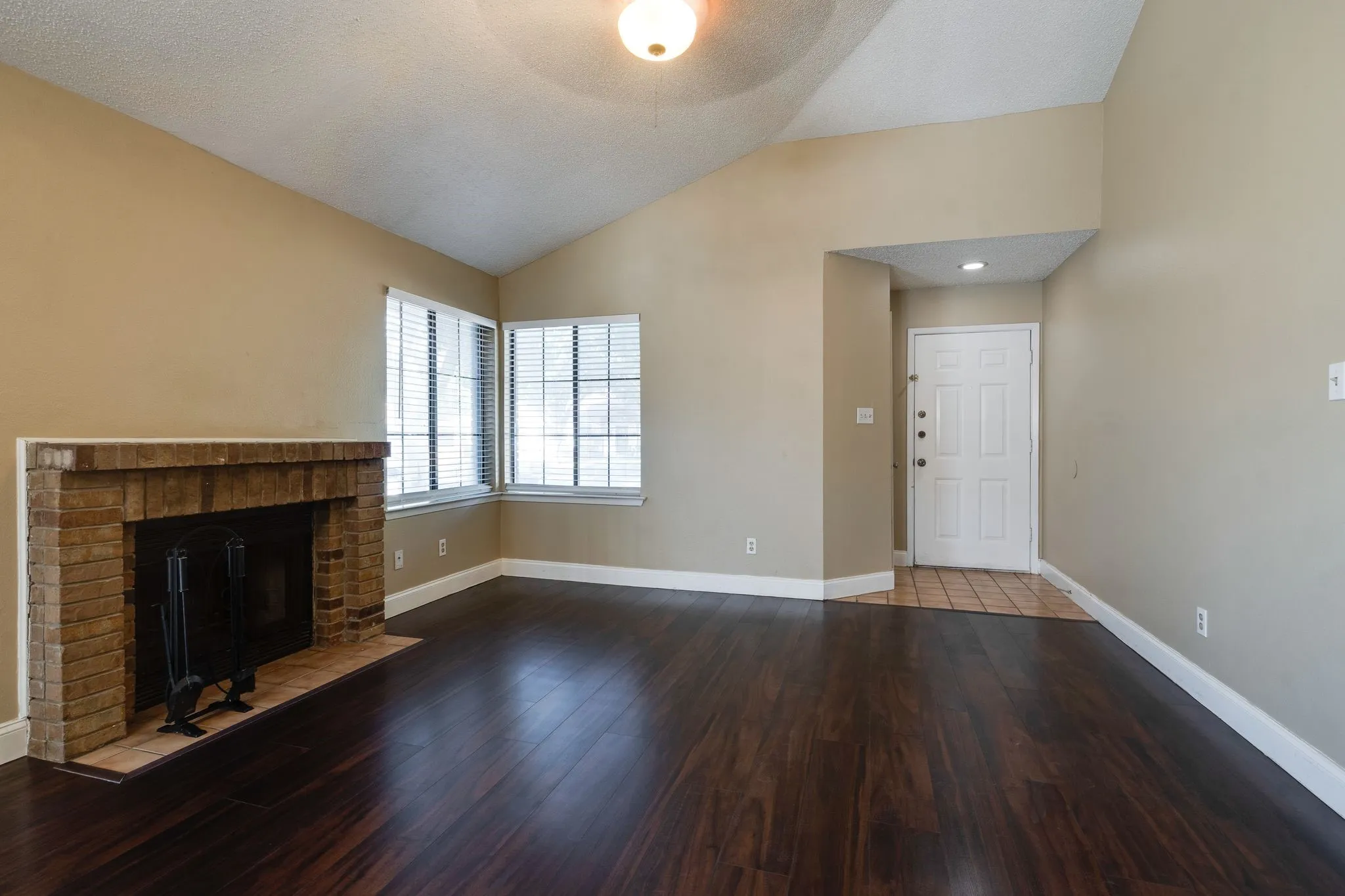 Duplex For Rent in Denton County , 613 Hunters Glen Street, Lewisville, Texas 75067, 2 Bedroom, 2 Bathroom, Garage spaces, 1,112 Sqft, built in 1983, mls#21388205, Real Estate Agent in Lewisville, Homes For Rent in Denton county, Homes For Rent in Lewisville, Realtor in Lewisville Texas, Real Estate Brokerage Independent Realty Texas, Luminita Cordes Realtor