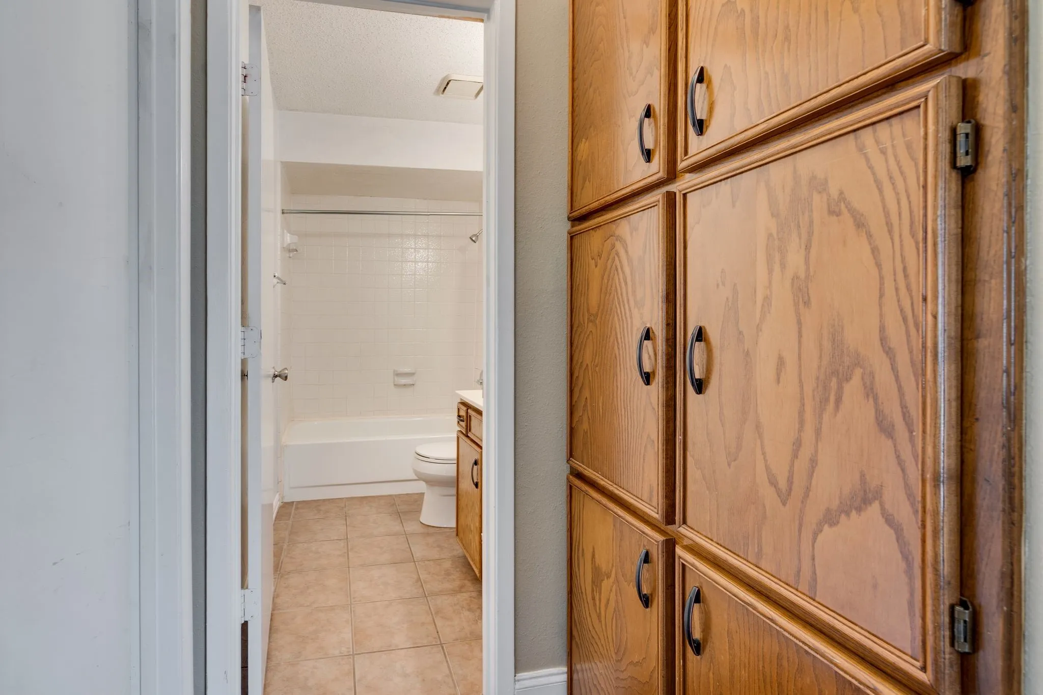 Duplex For Rent in Denton County , 613 Hunters Glen Street, Lewisville, Texas 75067, 2 Bedroom, 2 Bathroom, Garage spaces, 1,112 Sqft, built in 1983, mls#21388205, Real Estate Agent in Lewisville, Homes For Rent in Denton county, Homes For Rent in Lewisville, Realtor in Lewisville Texas, Real Estate Brokerage Independent Realty Texas, Luminita Cordes Realtor