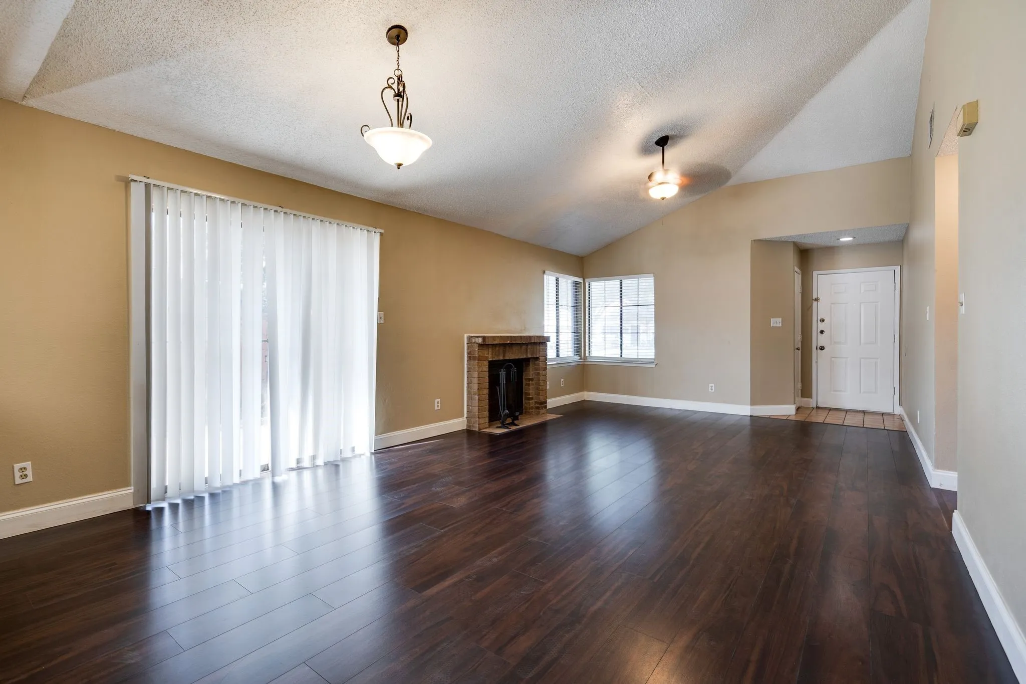 Duplex For Rent in Denton County , 613 Hunters Glen Street, Lewisville, Texas 75067, 2 Bedroom, 2 Bathroom, Garage spaces, 1,112 Sqft, built in 1983, mls#21388205, Real Estate Agent in Lewisville, Homes For Rent in Denton county, Homes For Rent in Lewisville, Realtor in Lewisville Texas, Real Estate Brokerage Independent Realty Texas, Luminita Cordes Realtor