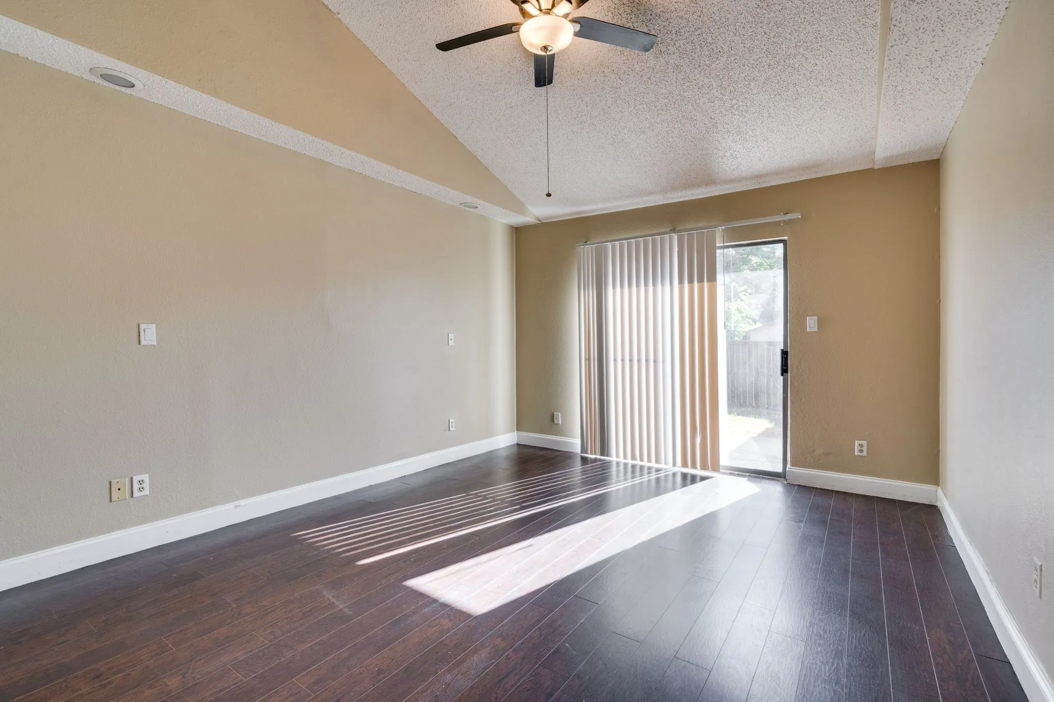 Duplex For Rent in Denton County , 613 Hunters Glen Street, Lewisville, Texas 75067, 2 Bedroom, 2 Bathroom, Garage spaces, 1,112 Sqft, built in 1983, mls#21388205, Real Estate Agent in Lewisville, Homes For Rent in Denton county, Homes For Rent in Lewisville, Realtor in Lewisville Texas, Real Estate Brokerage Independent Realty Texas, Luminita Cordes Realtor