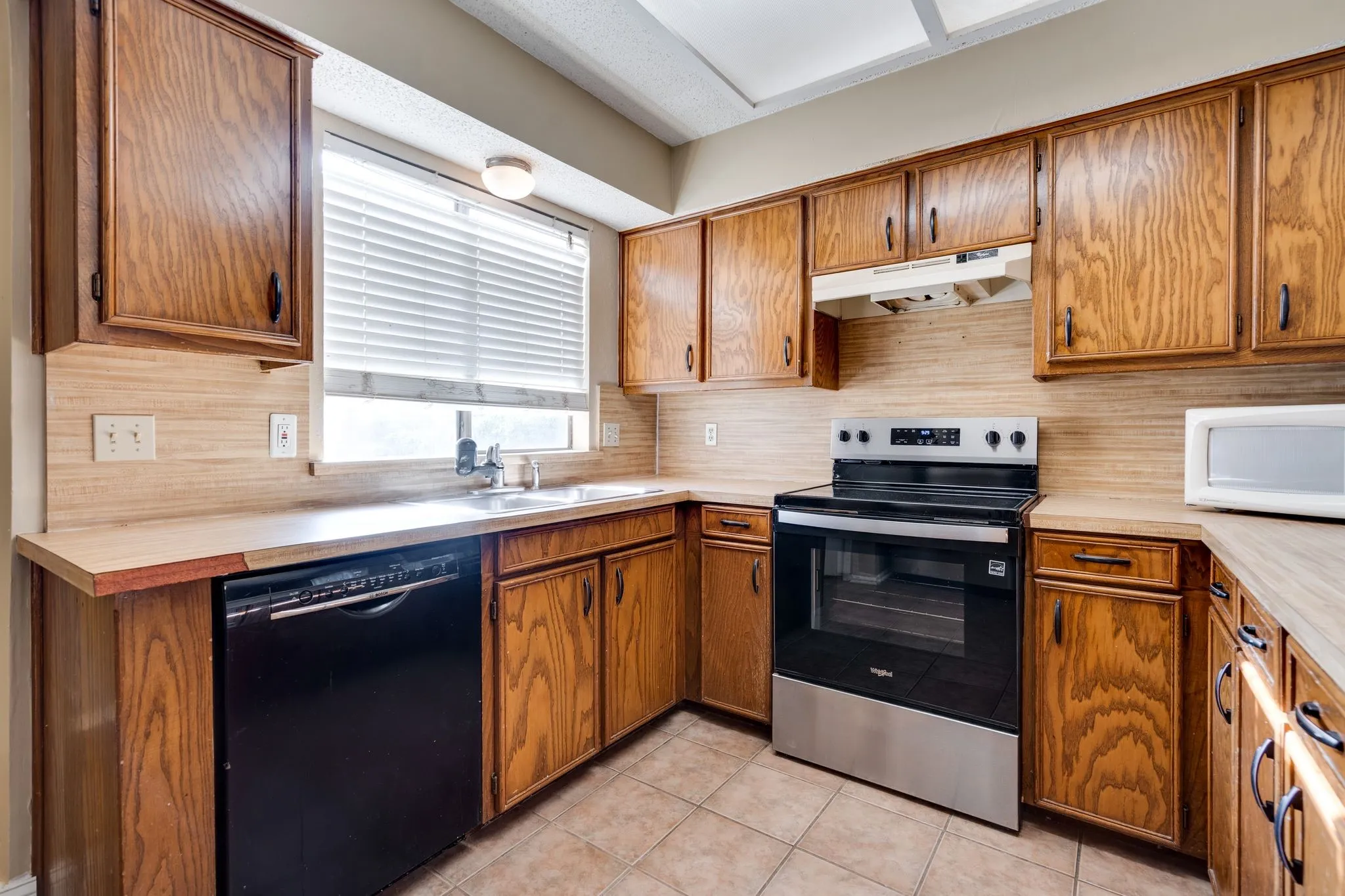 Duplex For Rent in Denton County , 613 Hunters Glen Street, Lewisville, Texas 75067, 2 Bedroom, 2 Bathroom, Garage spaces, 1,112 Sqft, built in 1983, mls#21388205, Real Estate Agent in Lewisville, Homes For Rent in Denton county, Homes For Rent in Lewisville, Realtor in Lewisville Texas, Real Estate Brokerage Independent Realty Texas, Luminita Cordes Realtor