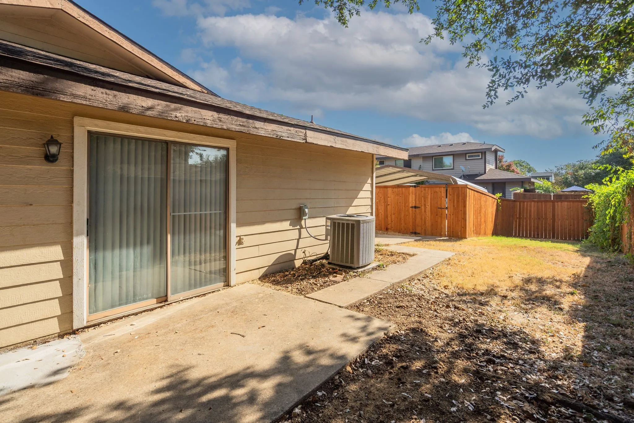 Duplex For Rent in Denton County , 613 Hunters Glen Street, Lewisville, Texas 75067, 2 Bedroom, 2 Bathroom, Garage spaces, 1,112 Sqft, built in 1983, mls#21388205, Real Estate Agent in Lewisville, Homes For Rent in Denton county, Homes For Rent in Lewisville, Realtor in Lewisville Texas, Real Estate Brokerage Independent Realty Texas, Luminita Cordes Realtor