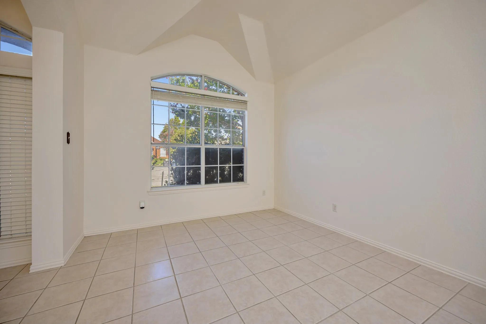 Single Family Residence For Sale in Tarrant County , 6716 Armstrong Court, Fort Worth, Texas 76137, 3 Bedroom, 2 Bathroom, 2 Garage spaces, 1,938 Sqft, built in 1999, mls#21386088, Real Estate Agent in Fort Worth, Homes For Sale in Tarrant county, Homes For Sale in Fort Worth, Realtor in Fort Worth Texas, Real Estate Brokerage Independent Realty Texas, Luminita Cordes Realtor
