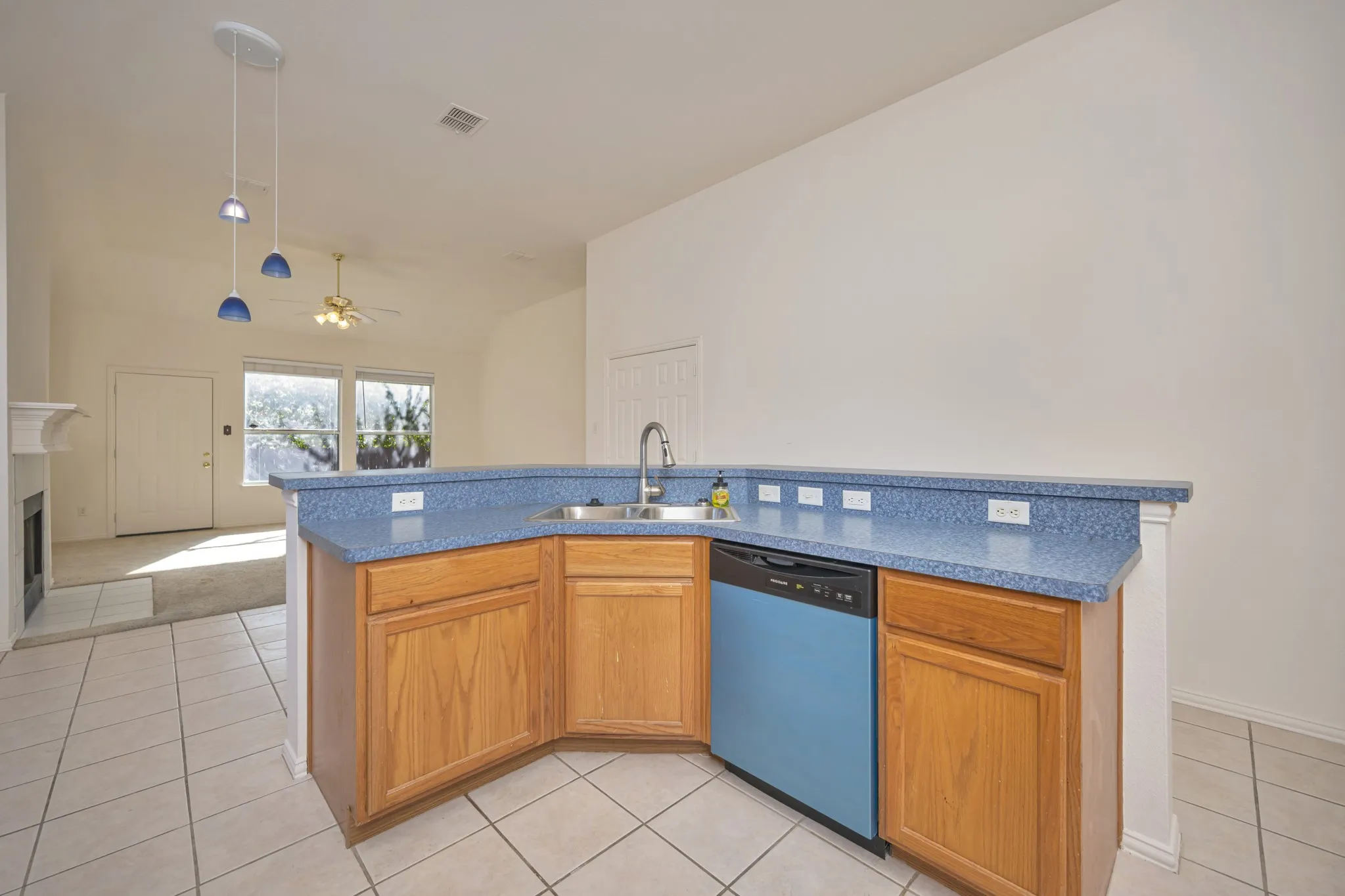 Single Family Residence For Sale in Tarrant County , 6716 Armstrong Court, Fort Worth, Texas 76137, 3 Bedroom, 2 Bathroom, 2 Garage spaces, 1,938 Sqft, built in 1999, mls#21386088, Real Estate Agent in Fort Worth, Homes For Sale in Tarrant county, Homes For Sale in Fort Worth, Realtor in Fort Worth Texas, Real Estate Brokerage Independent Realty Texas, Luminita Cordes Realtor