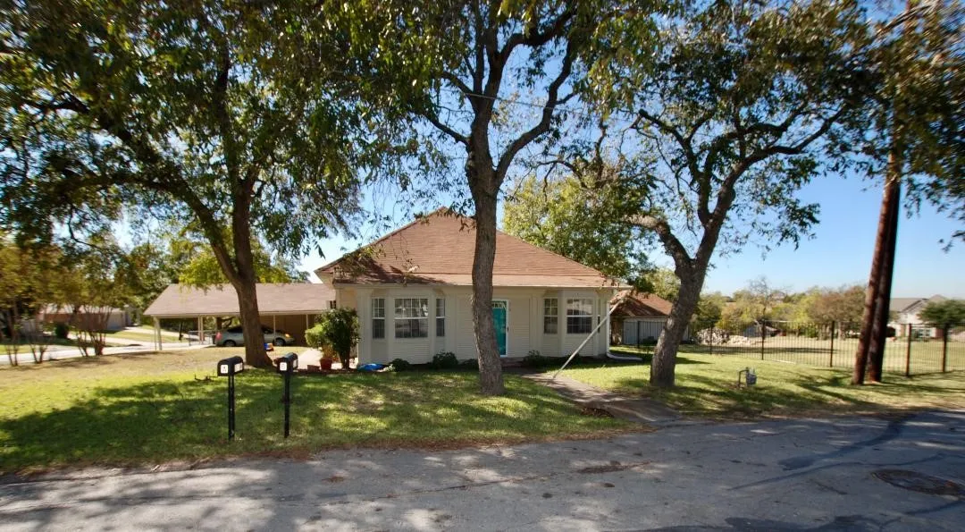 Single Family Residence For Rent in Kaufman County , 310 W Church Street A, Forney, Texas 75126, 2 Bedroom, 2 Bathroom, Garage spaces, 1,776 Sqft, built in 1915, mls#21387451, Real Estate Agent in Forney, Homes For Rent in Kaufman county, Homes For Rent in Forney, Realtor in Forney Texas, Real Estate Brokerage Independent Realty Texas, Luminita Cordes Realtor