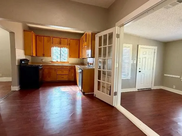 Single Family Residence For Rent in Kaufman County , 310 W Church Street A, Forney, Texas 75126, 2 Bedroom, 2 Bathroom, Garage spaces, 1,776 Sqft, built in 1915, mls#21387451, Real Estate Agent in Forney, Homes For Rent in Kaufman county, Homes For Rent in Forney, Realtor in Forney Texas, Real Estate Brokerage Independent Realty Texas, Luminita Cordes Realtor