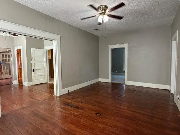 Single Family Residence For Rent in Kaufman County , 310 W Church Street A, Forney, Texas 75126, 2 Bedroom, 2 Bathroom, Garage spaces, 1,776 Sqft, built in 1915, mls#21387451, Real Estate Agent in Forney, Homes For Rent in Kaufman county, Homes For Rent in Forney, Realtor in Forney Texas, Real Estate Brokerage Independent Realty Texas, Luminita Cordes Realtor
