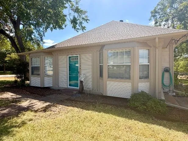 Single Family Residence For Rent in Kaufman County , 310 W Church Street A, Forney, Texas 75126, 2 Bedroom, 2 Bathroom, Garage spaces, 1,776 Sqft, built in 1915, mls#21387451, Real Estate Agent in Forney, Homes For Rent in Kaufman county, Homes For Rent in Forney, Realtor in Forney Texas, Real Estate Brokerage Independent Realty Texas, Luminita Cordes Realtor