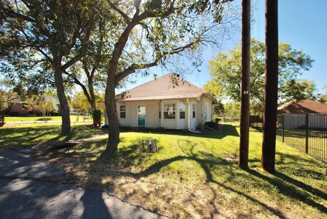 Single Family Residence For Rent in Kaufman County , 310 W Church Street A, Forney, Texas 75126, 2 Bedroom, 2 Bathroom, Garage spaces, 1,776 Sqft, built in 1915, mls#21387451, Real Estate Agent in Forney, Homes For Rent in Kaufman county, Homes For Rent in Forney, Realtor in Forney Texas, Real Estate Brokerage Independent Realty Texas, Luminita Cordes Realtor