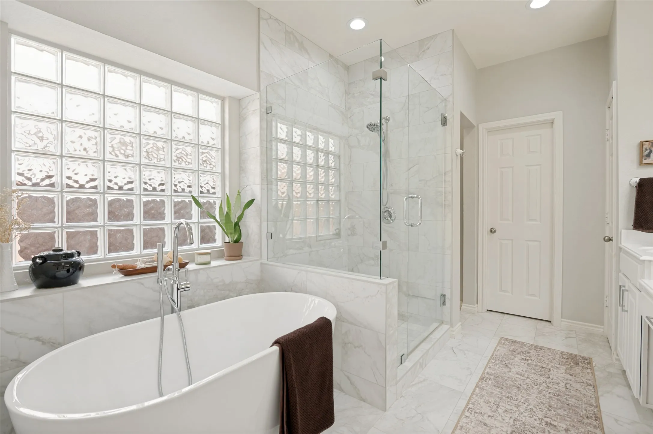 Single Family Residence For Rent in Collin County , 4617 Bending Oak Trail, Plano, Texas 75024, 3 Bedroom, 3 Bathroom, 2 Garage spaces, 2,432 Sqft, built in 2004, mls#21388274, Real Estate Agent in Plano, Homes For Rent in Collin county, Homes For Rent in Plano, Realtor in Plano Texas, Real Estate Brokerage Independent Realty Texas, Luminita Cordes Realtor