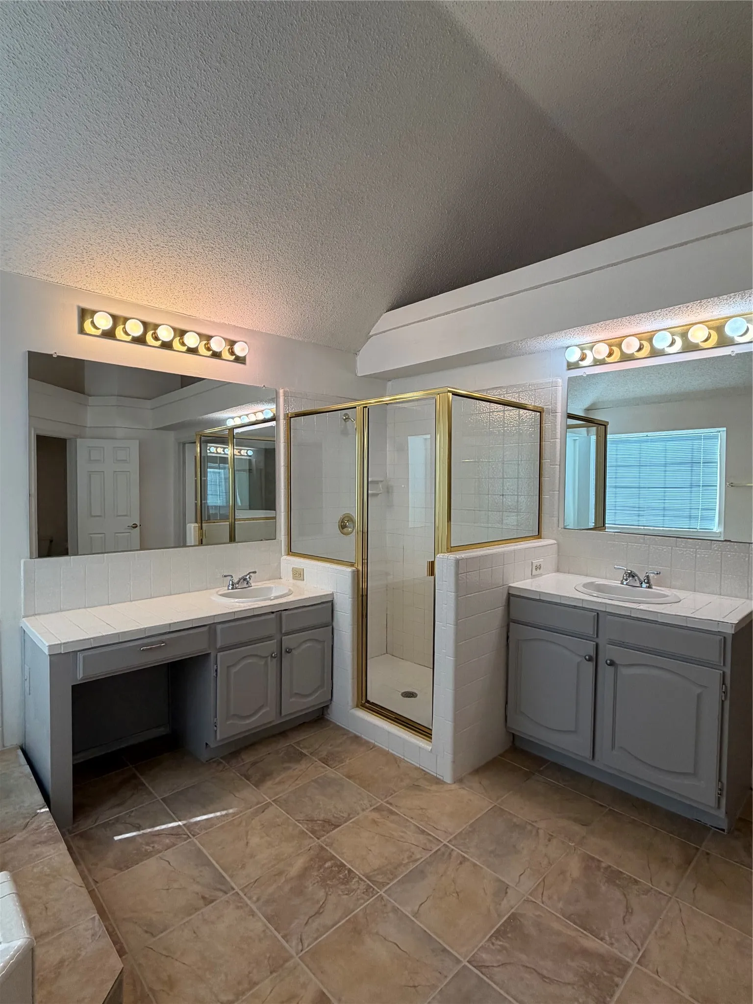 Master Bathroom w/Separate Vanities