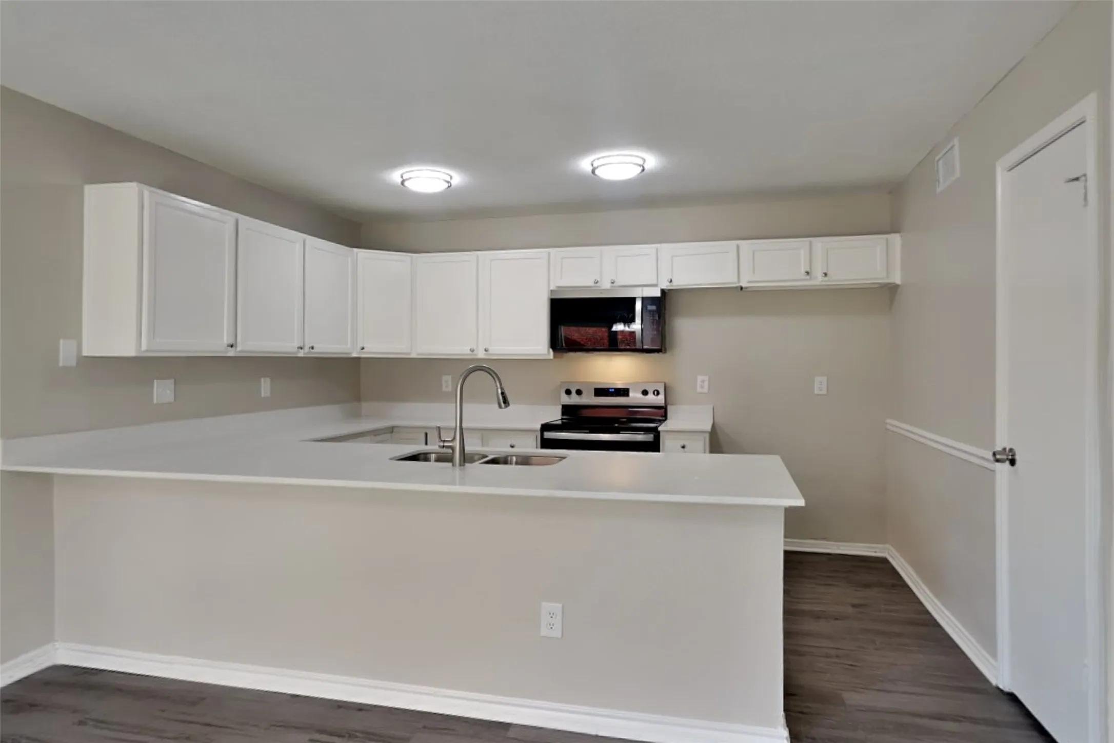 Single Family Residence For Rent in Denton County , 2924 Peninsula Way, Carrollton, Texas 75007, 3 Bedroom, 3 Bathroom, 2 Garage spaces, 1,804 Sqft, built in 1987, mls#21388281, Real Estate Agent in Carrollton, Homes For Rent in Denton county, Homes For Rent in Carrollton, Realtor in Carrollton Texas, Real Estate Brokerage Independent Realty Texas, Luminita Cordes Realtor