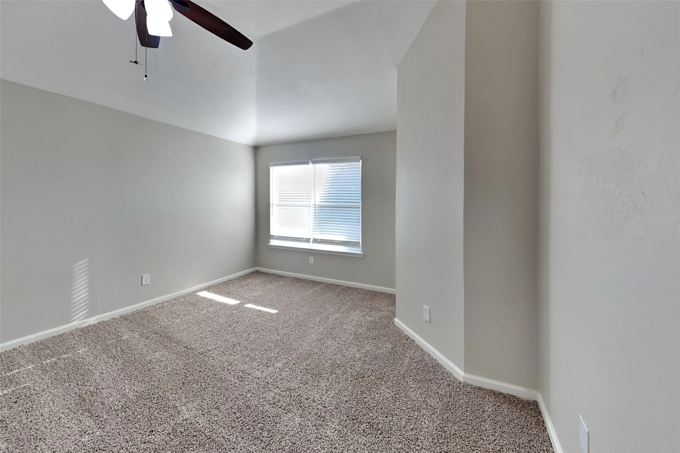 Single Family Residence For Rent in Denton County , 2924 Peninsula Way, Carrollton, Texas 75007, 3 Bedroom, 3 Bathroom, 2 Garage spaces, 1,804 Sqft, built in 1987, mls#21388281, Real Estate Agent in Carrollton, Homes For Rent in Denton county, Homes For Rent in Carrollton, Realtor in Carrollton Texas, Real Estate Brokerage Independent Realty Texas, Luminita Cordes Realtor