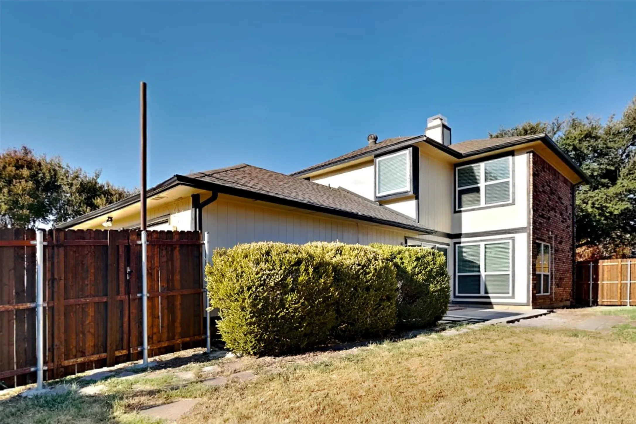 Single Family Residence For Rent in Denton County , 2924 Peninsula Way, Carrollton, Texas 75007, 3 Bedroom, 3 Bathroom, 2 Garage spaces, 1,804 Sqft, built in 1987, mls#21388281, Real Estate Agent in Carrollton, Homes For Rent in Denton county, Homes For Rent in Carrollton, Realtor in Carrollton Texas, Real Estate Brokerage Independent Realty Texas, Luminita Cordes Realtor