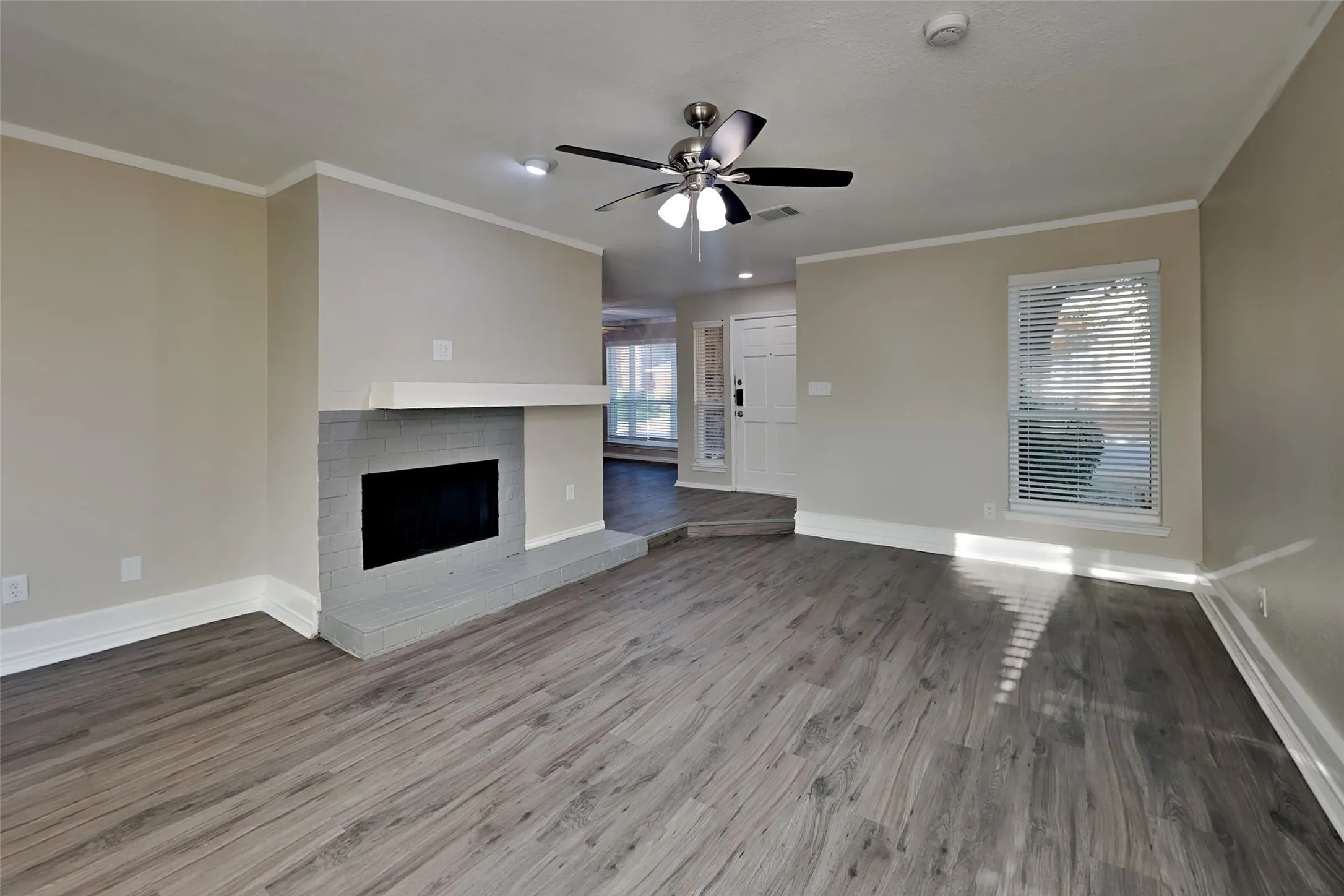 Single Family Residence For Rent in Denton County , 2924 Peninsula Way, Carrollton, Texas 75007, 3 Bedroom, 3 Bathroom, 2 Garage spaces, 1,804 Sqft, built in 1987, mls#21388281, Real Estate Agent in Carrollton, Homes For Rent in Denton county, Homes For Rent in Carrollton, Realtor in Carrollton Texas, Real Estate Brokerage Independent Realty Texas, Luminita Cordes Realtor