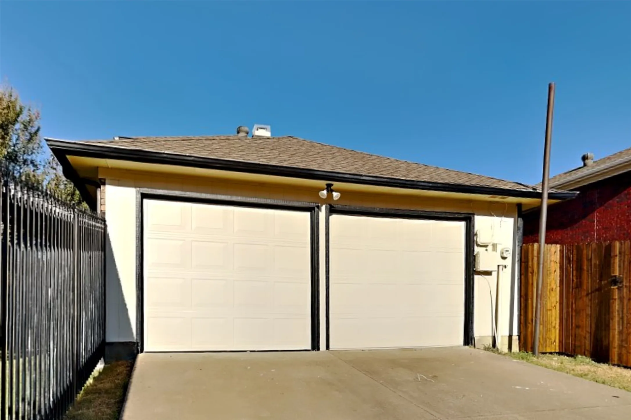 Single Family Residence For Rent in Denton County , 2924 Peninsula Way, Carrollton, Texas 75007, 3 Bedroom, 3 Bathroom, 2 Garage spaces, 1,804 Sqft, built in 1987, mls#21388281, Real Estate Agent in Carrollton, Homes For Rent in Denton county, Homes For Rent in Carrollton, Realtor in Carrollton Texas, Real Estate Brokerage Independent Realty Texas, Luminita Cordes Realtor