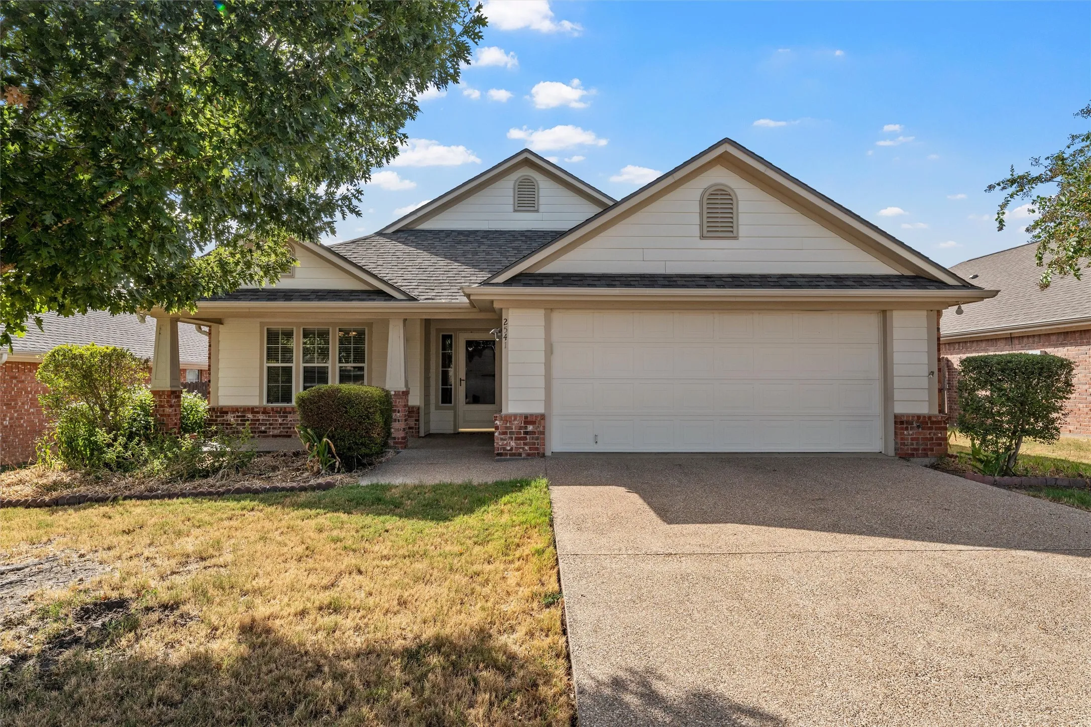 Single Family Residence For Sale in Mc Lennan County , 2541 Massey Lane, Robinson, Texas 76706, 3 Bedroom, 2 Bathroom, 2 Garage spaces, 1,732 Sqft, built in 2007, mls#21388277, Real Estate Agent in Robinson, Homes For Sale in Mc Lennan county, Homes For Sale in Robinson, Realtor in Robinson Texas, Real Estate Brokerage Independent Realty Texas, Luminita Cordes Realtor
