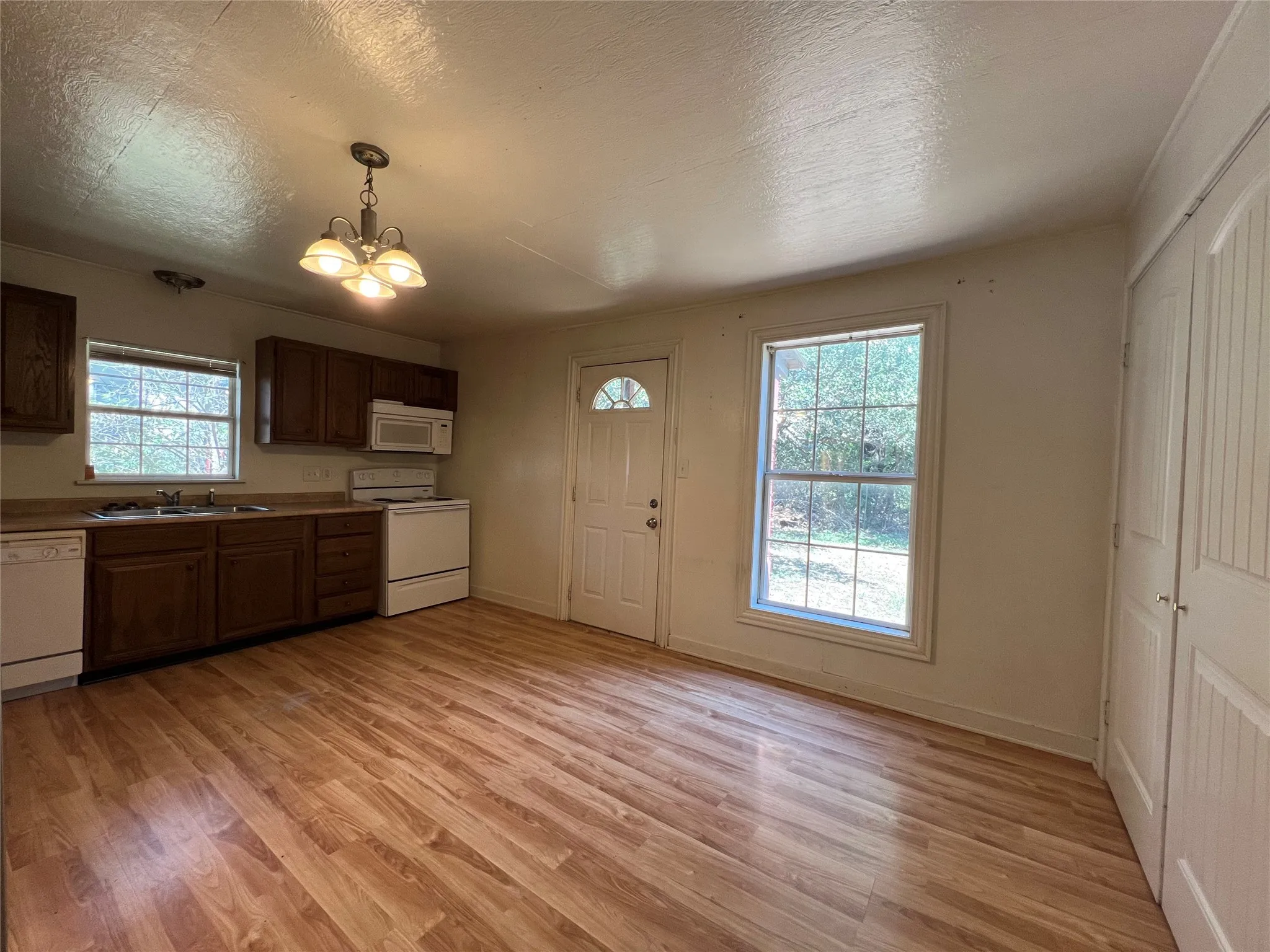 Single Family Residence For Rent in Erath County , 305 EAST ROAD, Stephenville, Texas 76401, 2 Bedroom, 1 Bathroom, Garage spaces, 971 Sqft, built in 1939, mls#21388289, Real Estate Agent in Stephenville, Homes For Rent in Erath county, Homes For Rent in Stephenville, Realtor in Stephenville Texas, Real Estate Brokerage Independent Realty Texas, Luminita Cordes Realtor