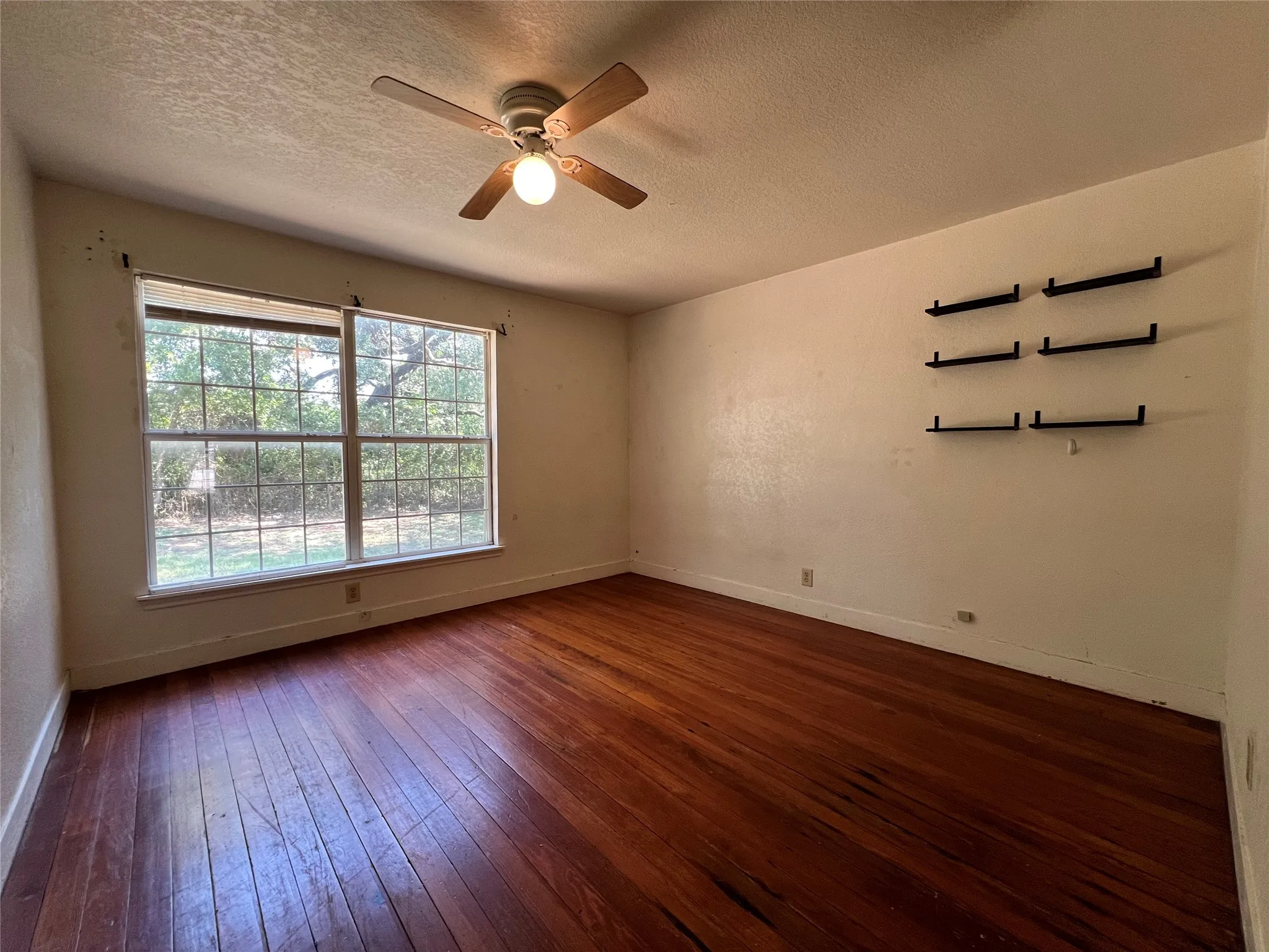 Single Family Residence For Rent in Erath County , 305 EAST ROAD, Stephenville, Texas 76401, 2 Bedroom, 1 Bathroom, Garage spaces, 971 Sqft, built in 1939, mls#21388289, Real Estate Agent in Stephenville, Homes For Rent in Erath county, Homes For Rent in Stephenville, Realtor in Stephenville Texas, Real Estate Brokerage Independent Realty Texas, Luminita Cordes Realtor