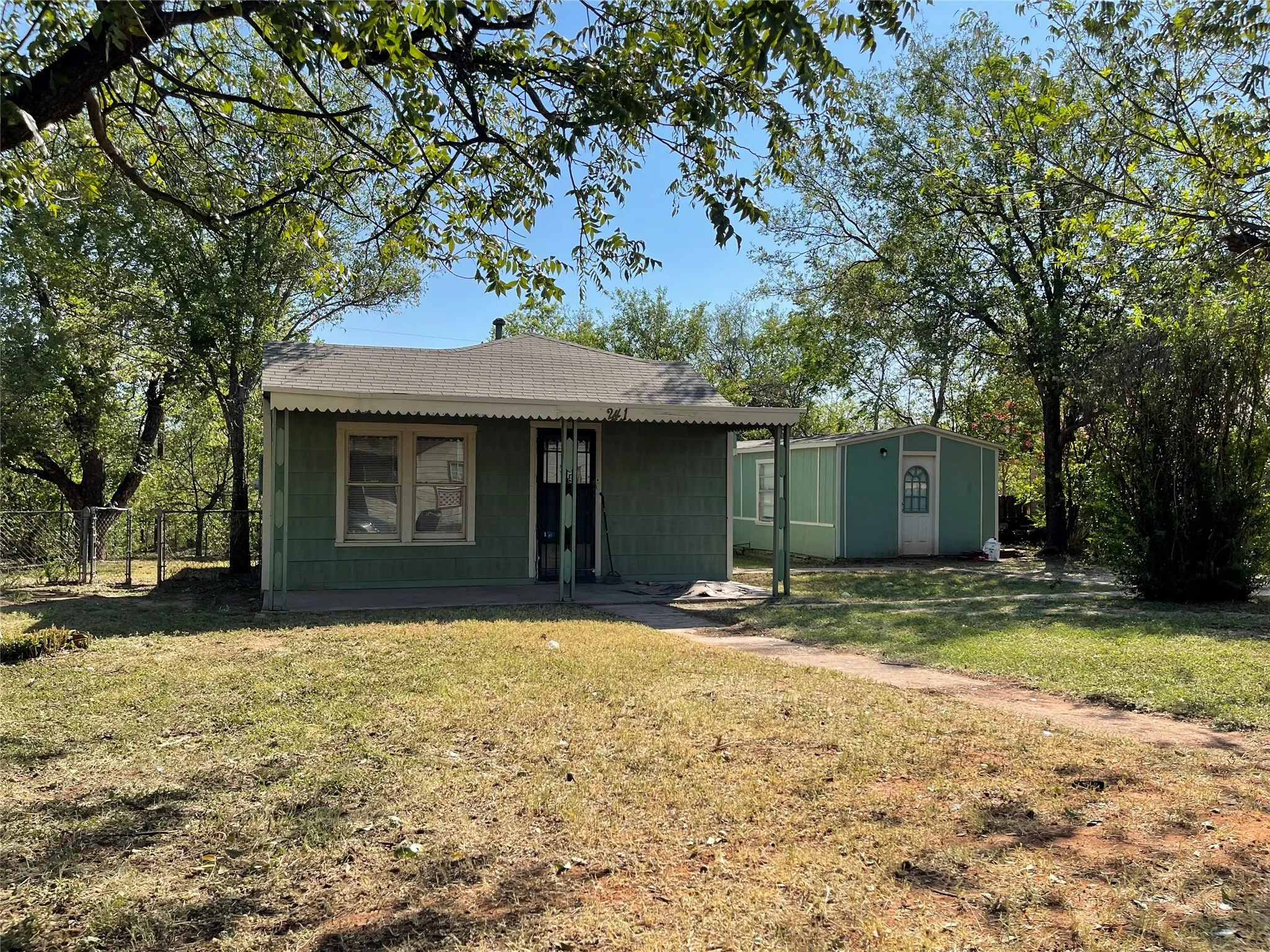 Single Family Residence For Rent in Taylor County , 1241 Houston Street, Abilene, Texas 79601, 3 Bedroom, 2 Bathroom, Garage spaces, 1,296 Sqft, built in 1952, mls#21388300, Real Estate Agent in Abilene, Homes For Rent in Taylor county, Homes For Rent in Abilene, Realtor in Abilene Texas, Real Estate Brokerage Independent Realty Texas, Luminita Cordes Realtor