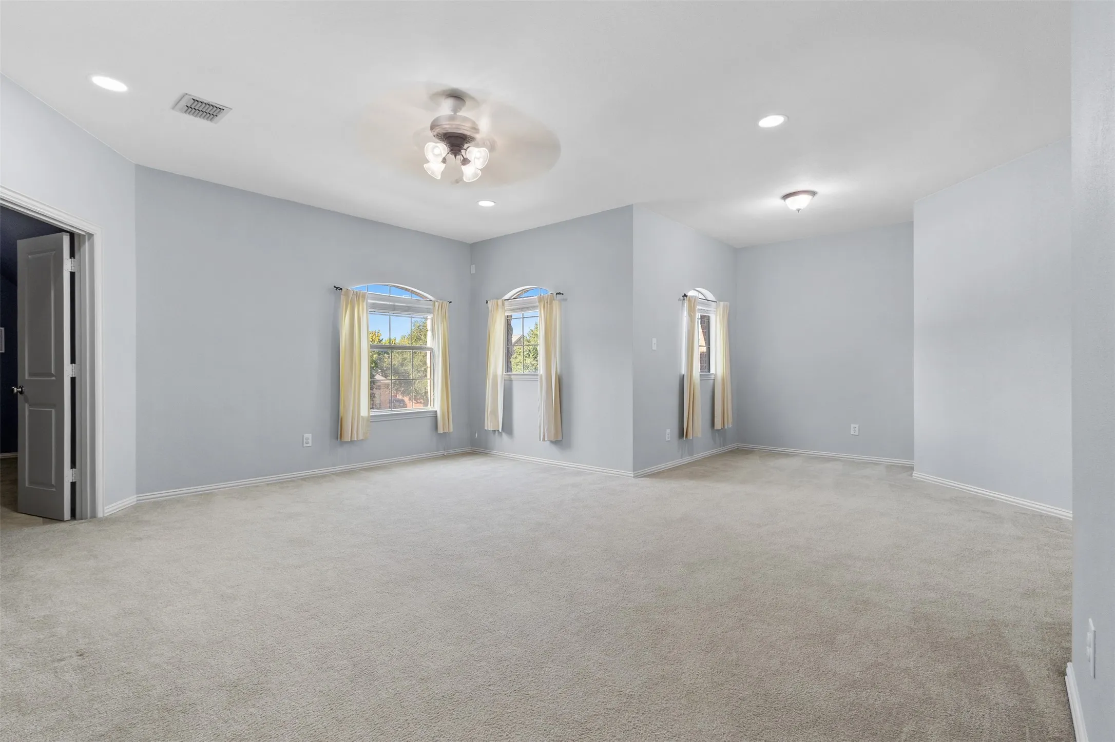 Single Family Residence For Sale in Tarrant County , 221 Tipperary Drive, Keller, Texas 76248, 4 Bedroom, 4 Bathroom, 3 Garage spaces, 3,888 Sqft, built in 2007, mls#21386926, Real Estate Agent in Keller, Homes For Sale in Tarrant county, Homes For Sale in Keller, Realtor in Keller Texas, Real Estate Brokerage Independent Realty Texas, Luminita Cordes Realtor
