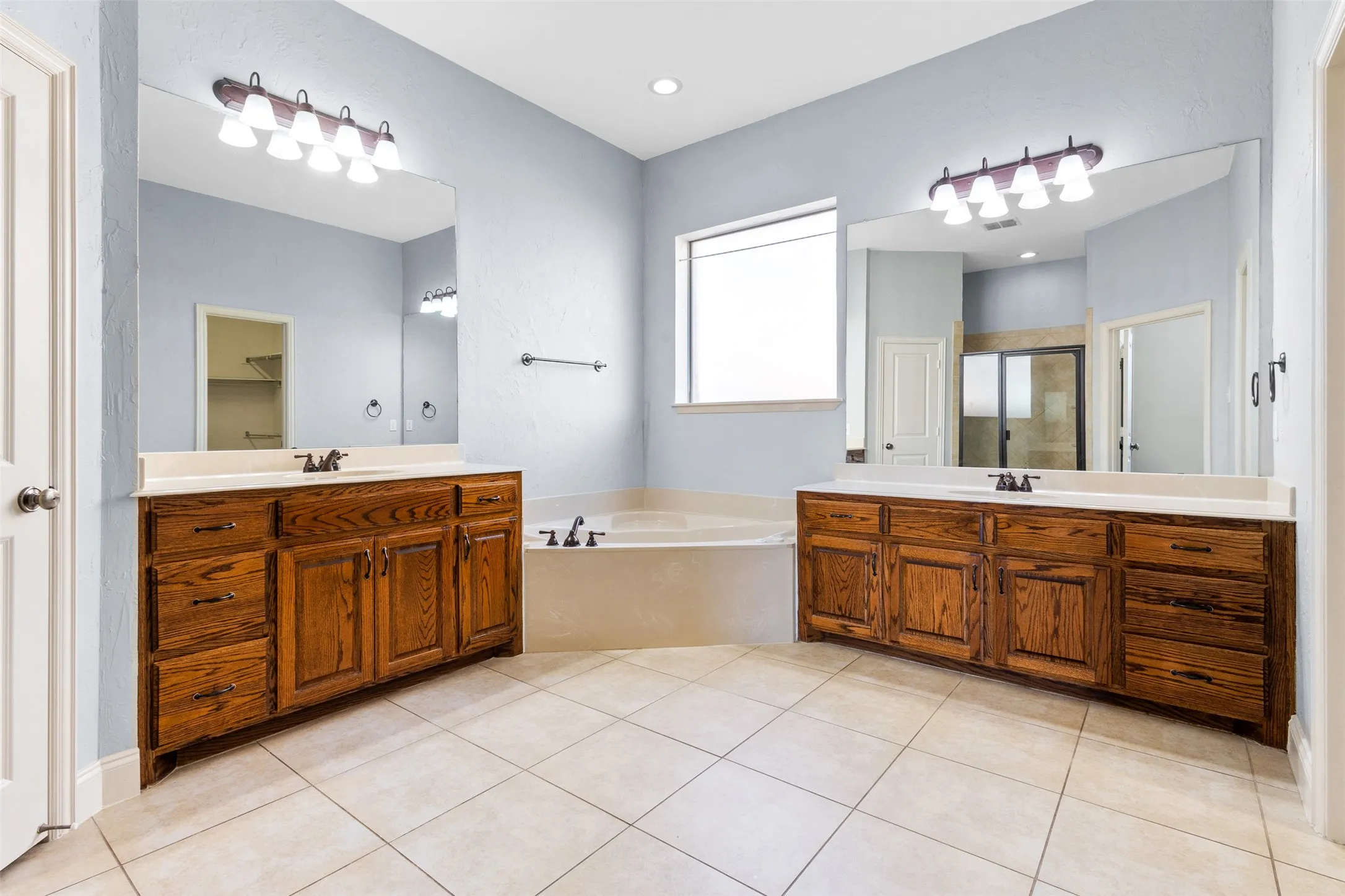 Single Family Residence For Sale in Tarrant County , 221 Tipperary Drive, Keller, Texas 76248, 4 Bedroom, 4 Bathroom, 3 Garage spaces, 3,888 Sqft, built in 2007, mls#21386926, Real Estate Agent in Keller, Homes For Sale in Tarrant county, Homes For Sale in Keller, Realtor in Keller Texas, Real Estate Brokerage Independent Realty Texas, Luminita Cordes Realtor